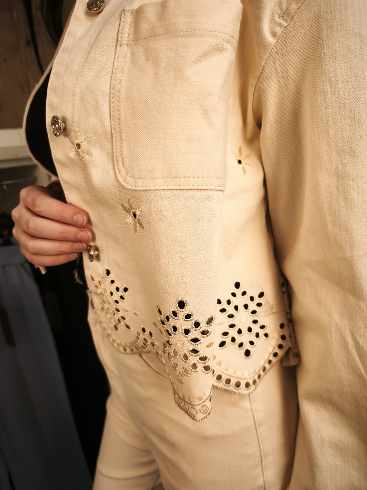 Kurze Jeansjacke mit Spitzendetails, buttermilchgelb