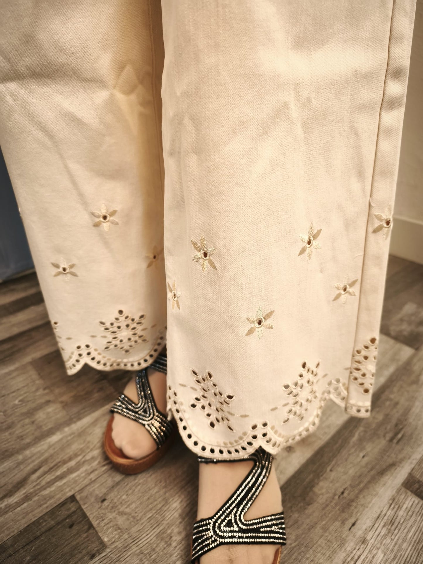 Wide-Leg-Jeans mit Spitzendetails, buttermilchgelb
