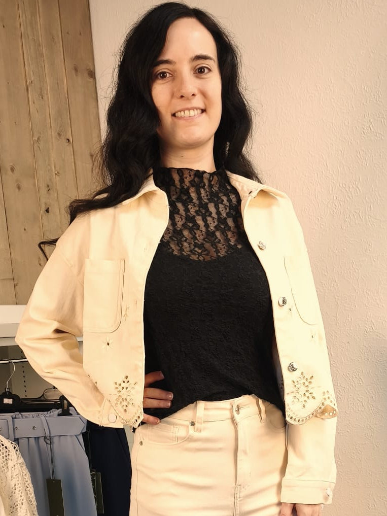 Kurze Jeansjacke mit Spitzendetails, buttermilchgelb