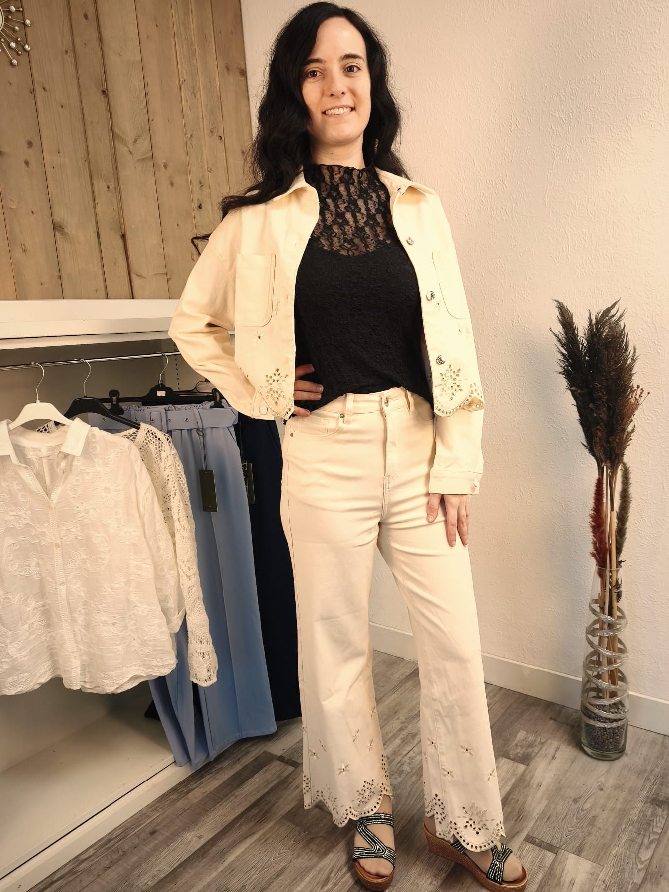 Wide-Leg-Jeans mit Spitzendetails, buttermilchgelb