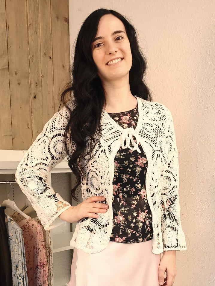 Strickjacke mit Schleifchen in Häkel-Optik, creme