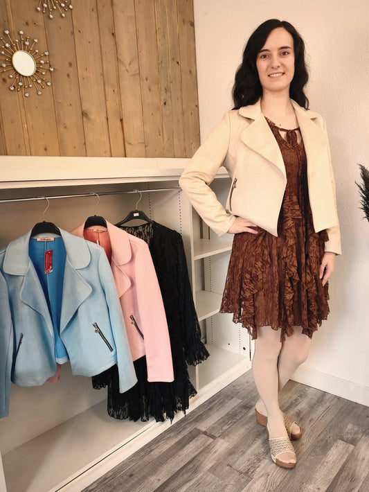 Kurze Jacke in Velour-Lederoptik mit Reißverschluß-Taschen