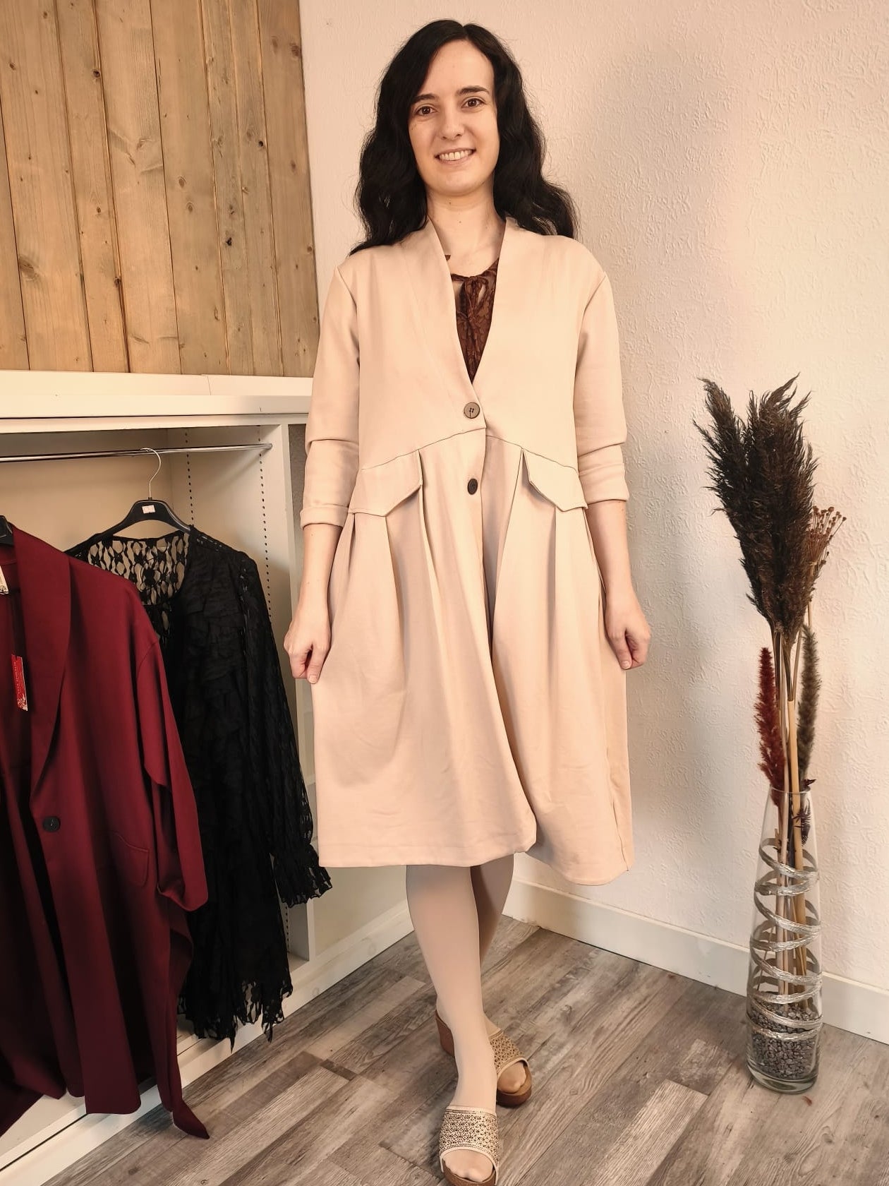 Leichter Mantel mit Knöpfen und Seitentaschen, beige, sehr elastisch