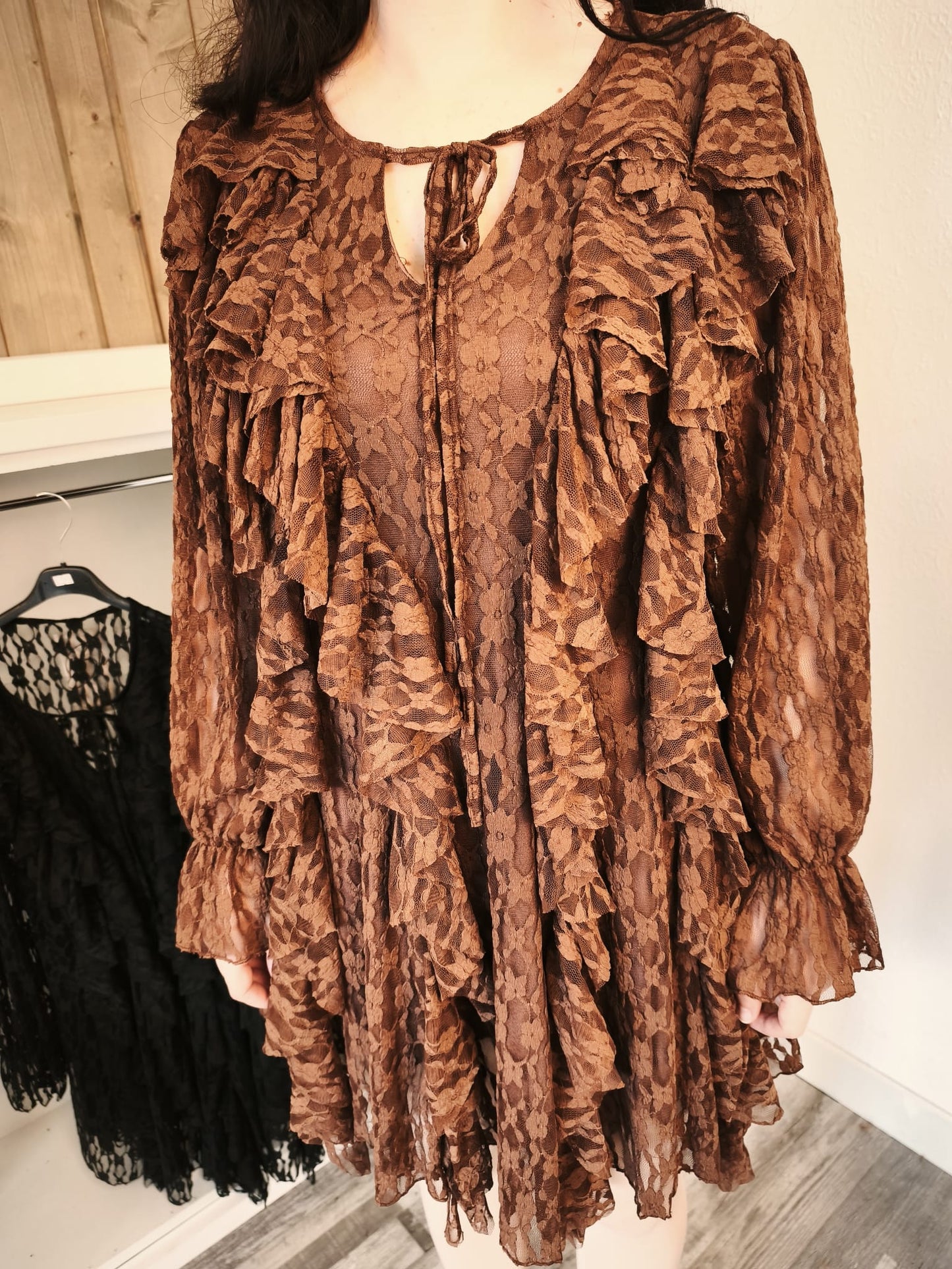 Spitzenkleid mit Schleifchen und Rüschen