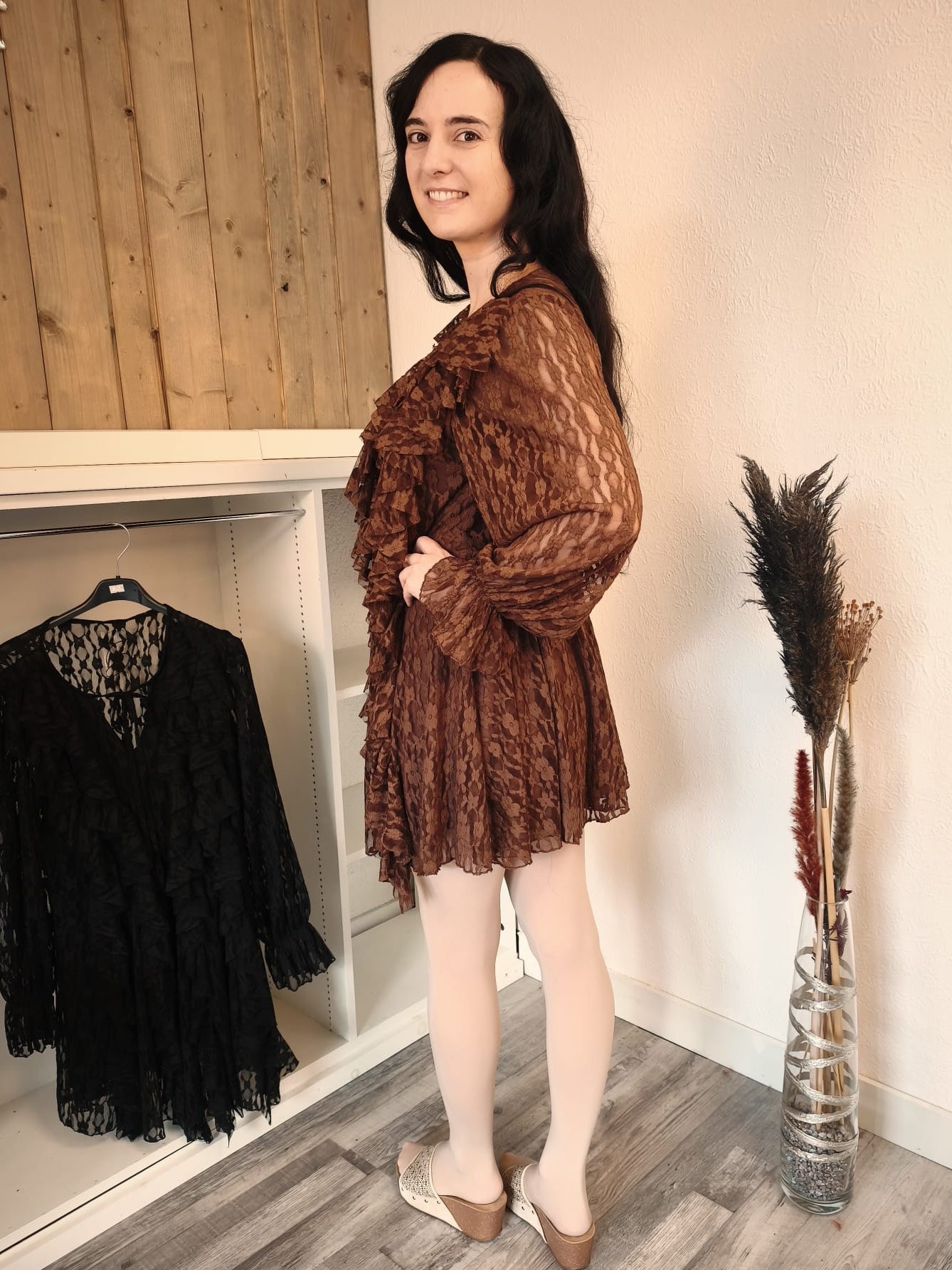 Spitzenkleid mit Schleifchen und Rüschen