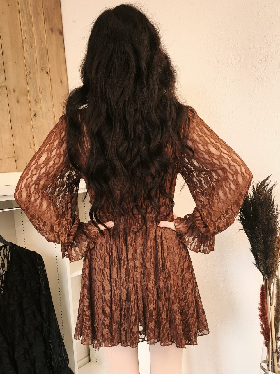 Spitzenkleid mit Schleifchen und Rüschen