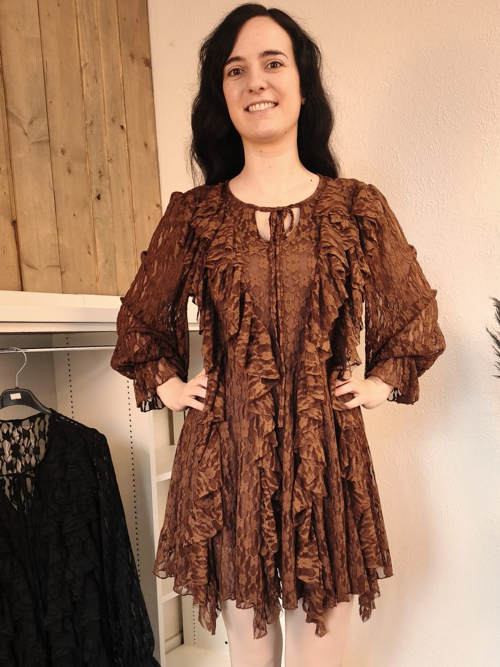 Spitzenkleid mit Schleifchen und Rüschen