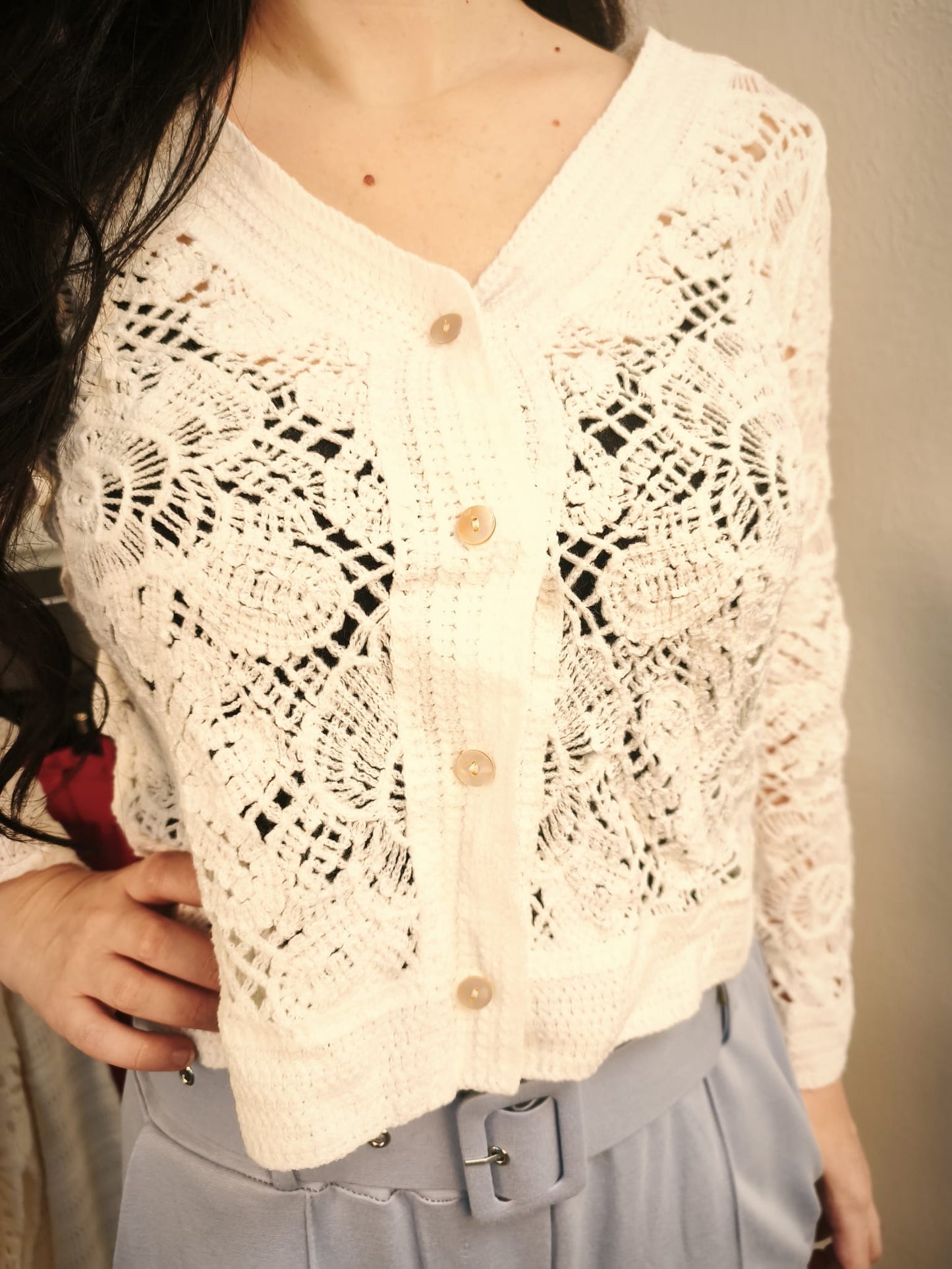 Strickjacke mit Knöpfen in Häkel-Optik, weiß
