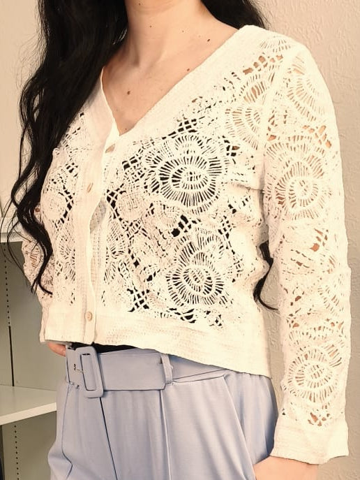 Strickjacke mit Knöpfen in Häkel-Optik, weiß