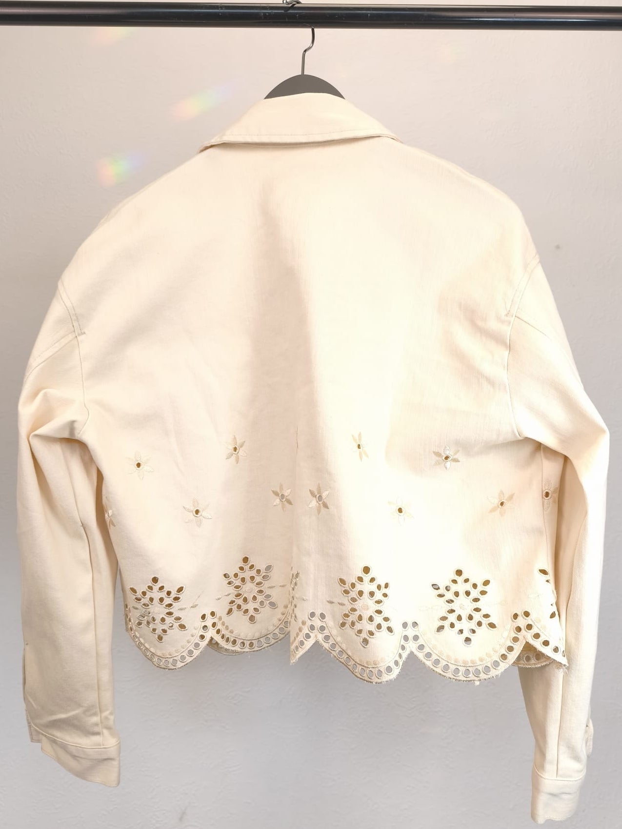 Kurze Jeansjacke mit Spitzendetails, buttermilchgelb