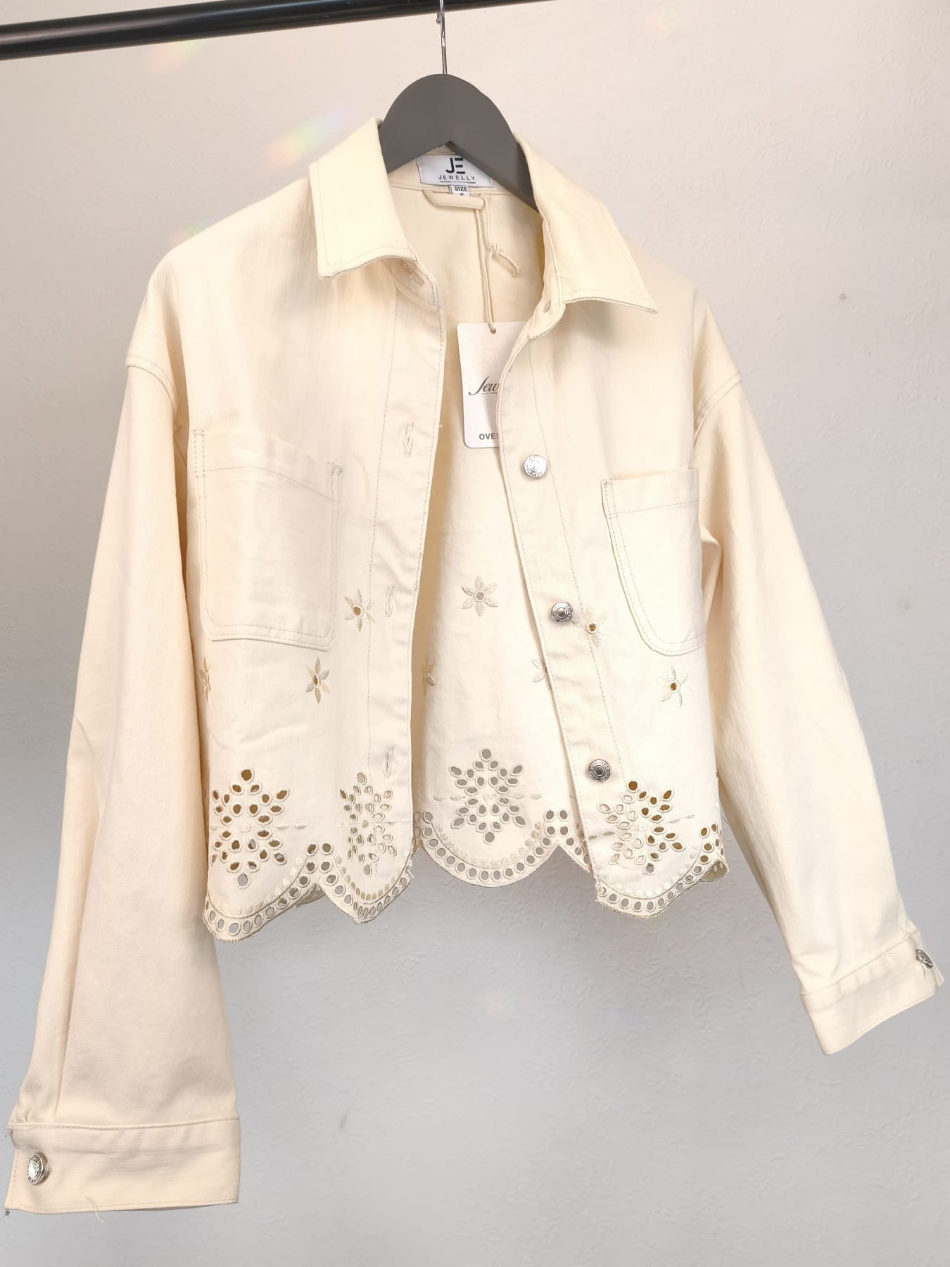 Kurze Jeansjacke mit Spitzendetails, buttermilchgelb