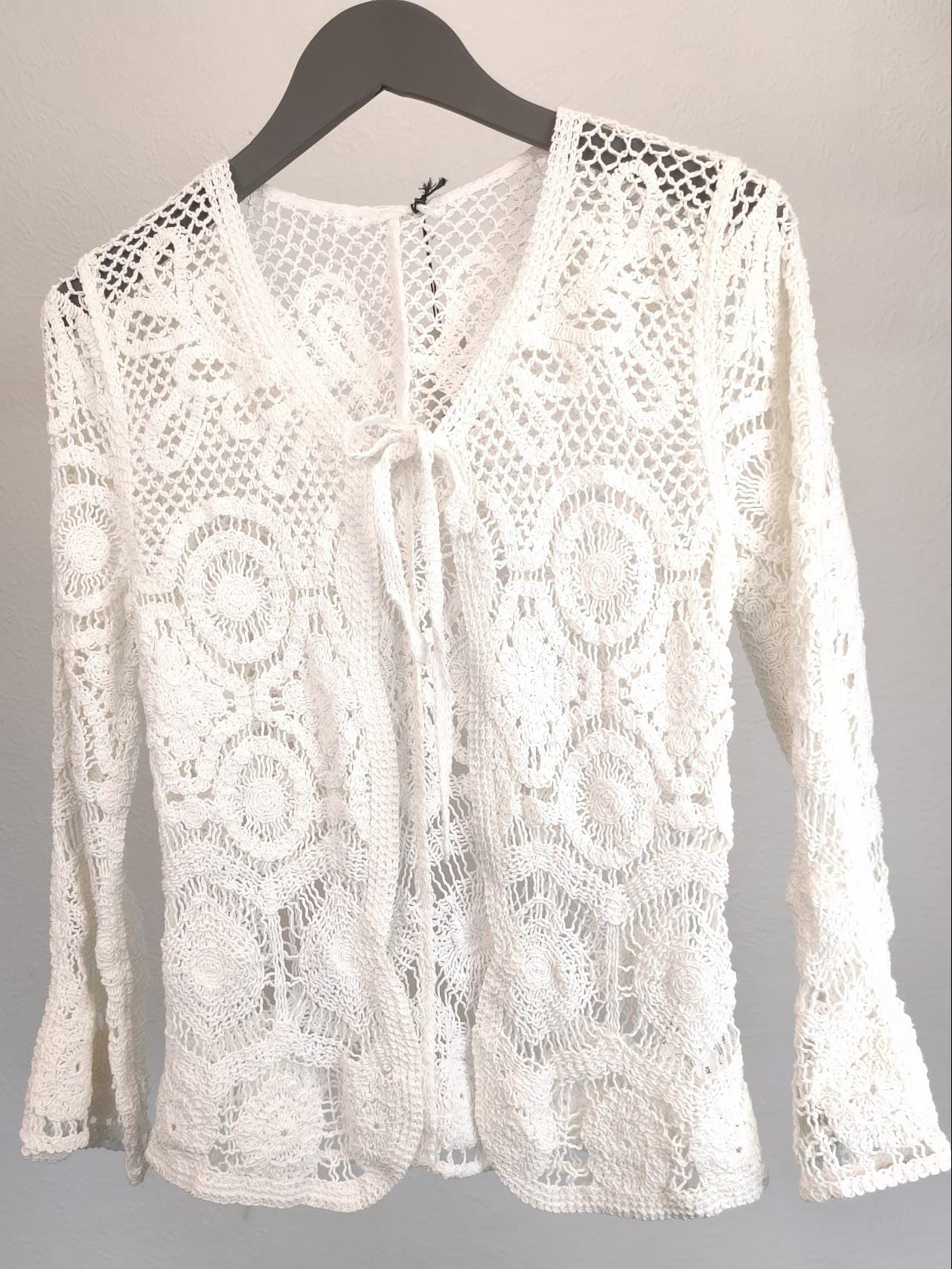 Strickjacke mit Schleifchen in Häkel-Optik, creme