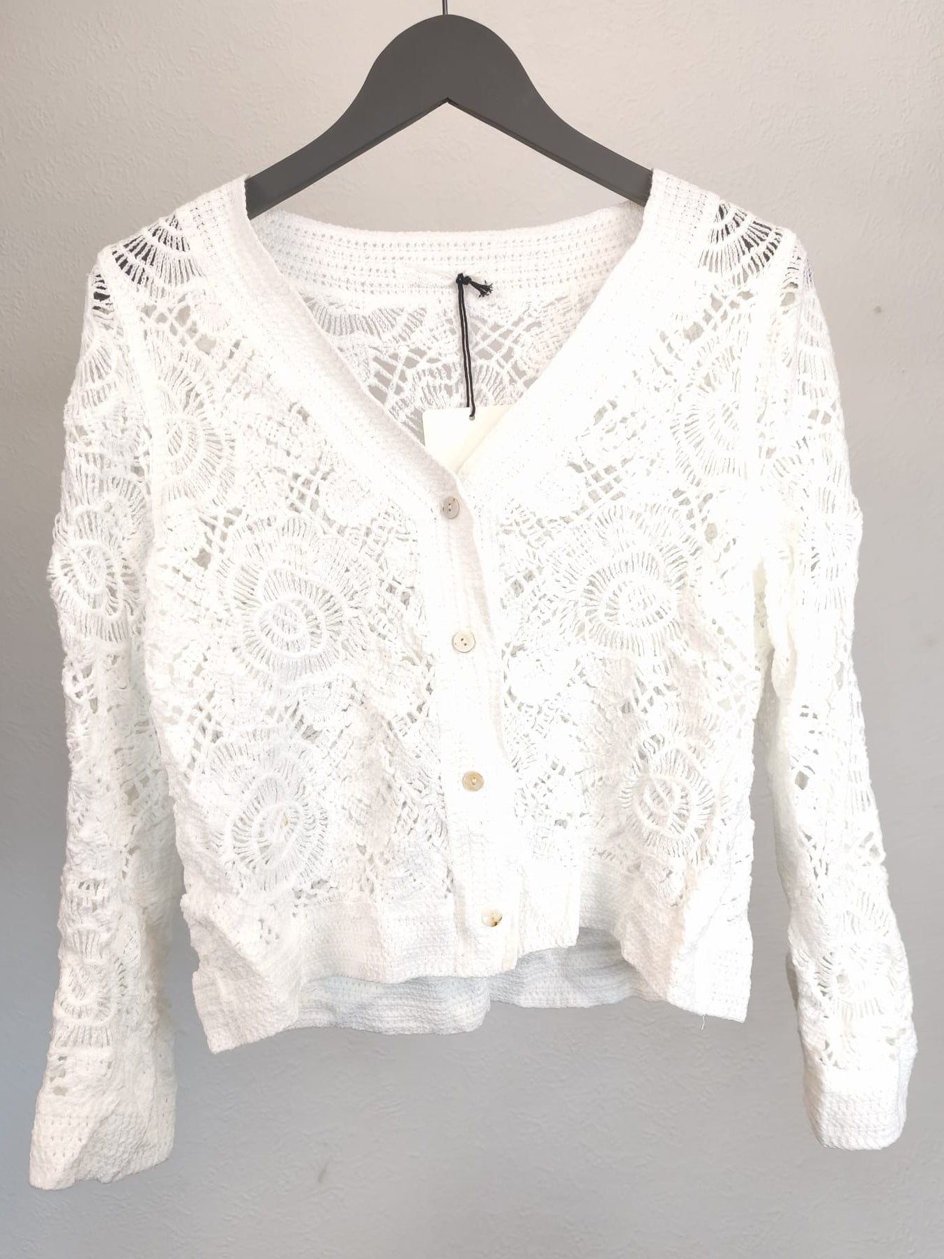 Strickjacke mit Knöpfen in Häkel-Optik, weiß