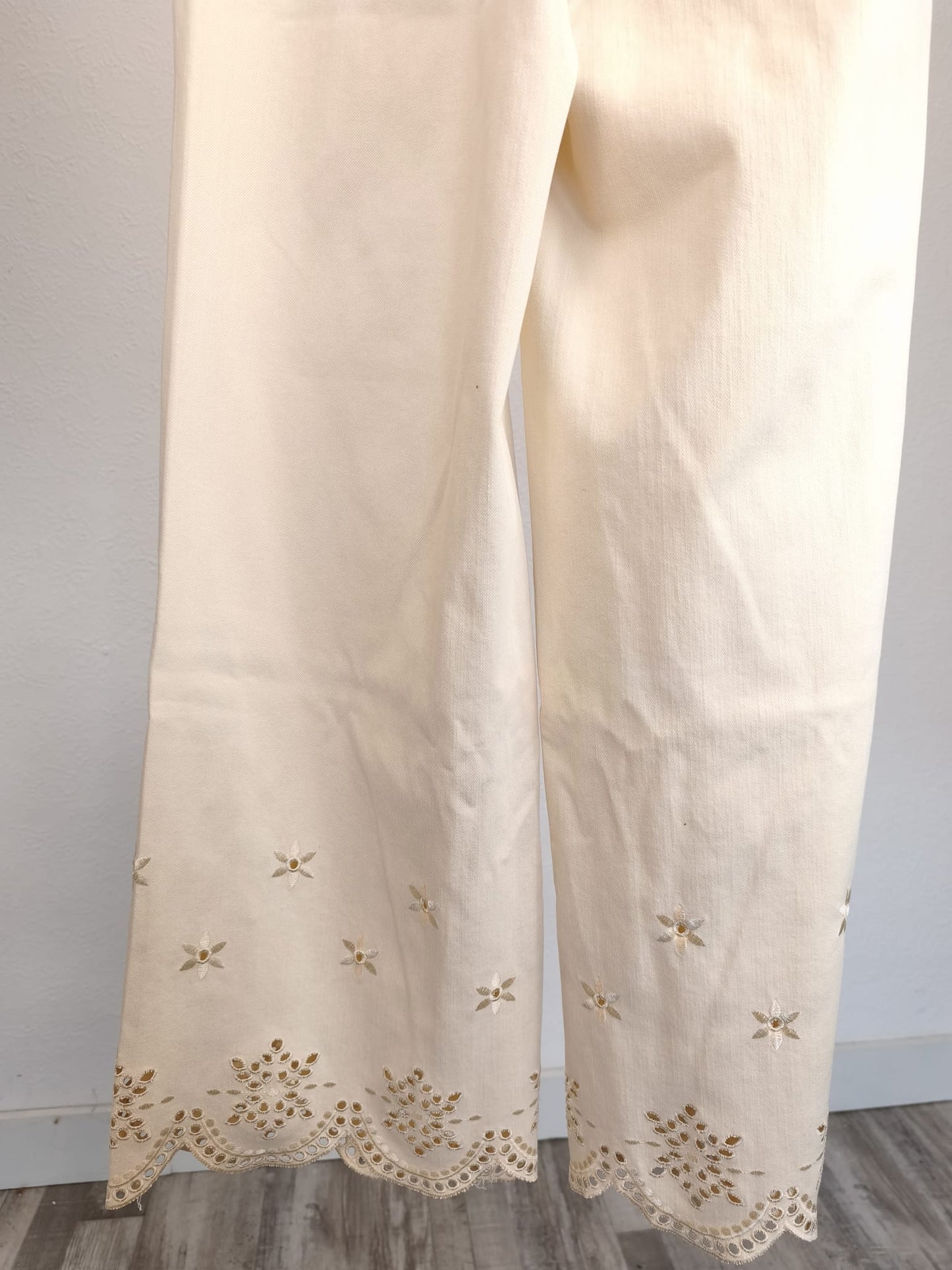 Wide-Leg-Jeans mit Spitzendetails, buttermilchgelb