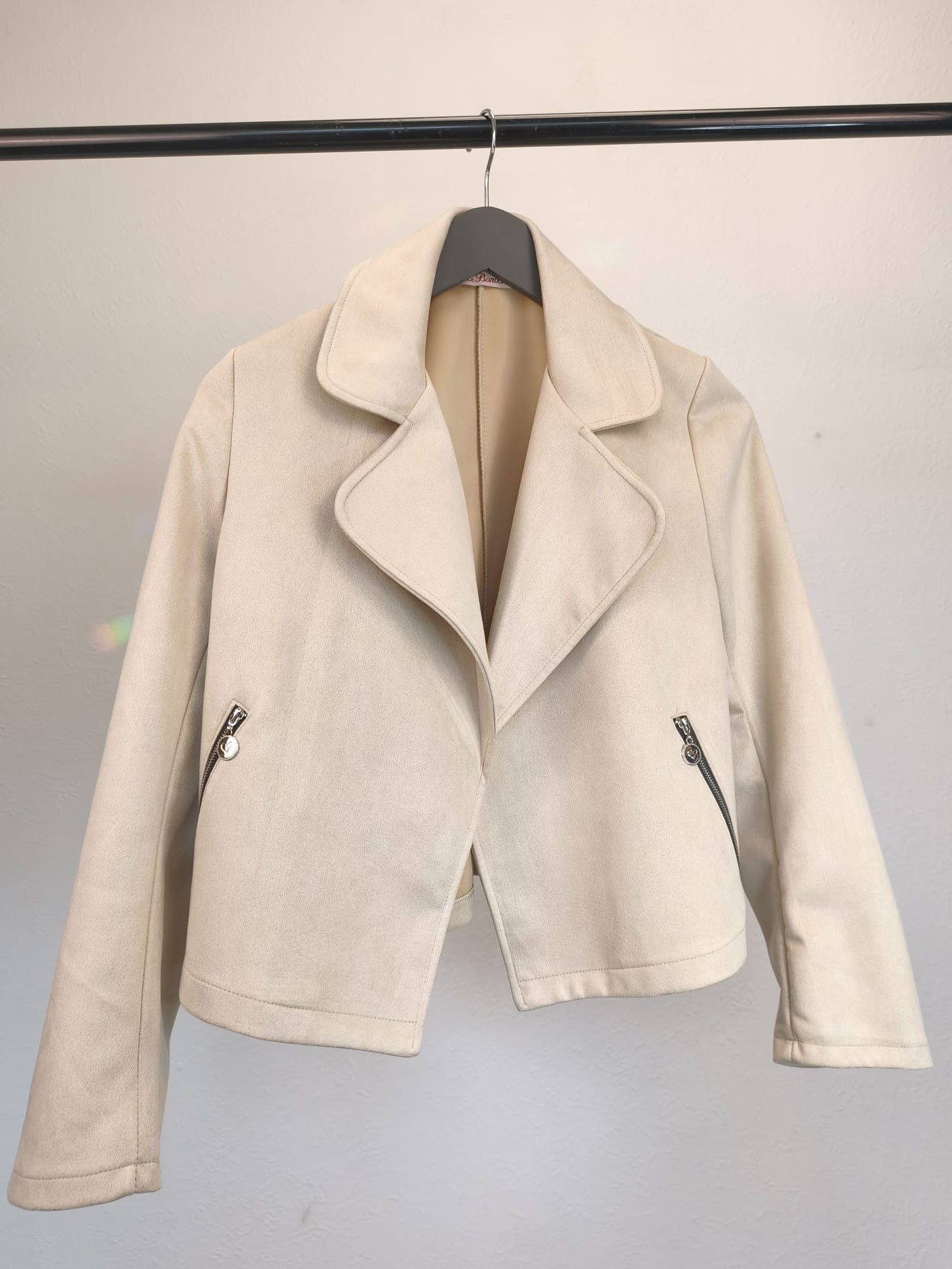 Kurze Jacke in Velour-Lederoptik mit Reißverschluß-Taschen