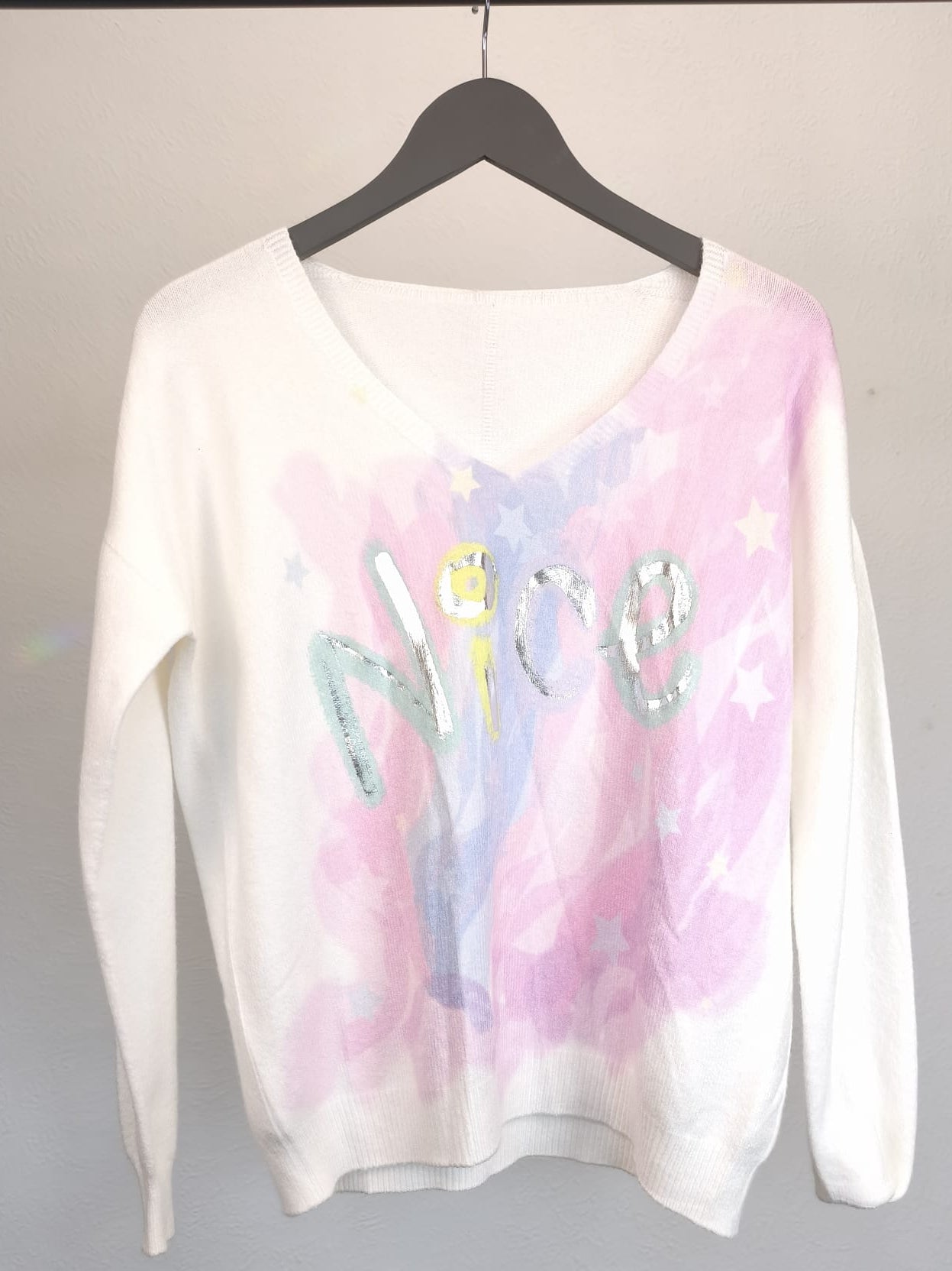 Leichter, weicher Pullover mit Bündchen, creme mit Pastell-Farbdruck