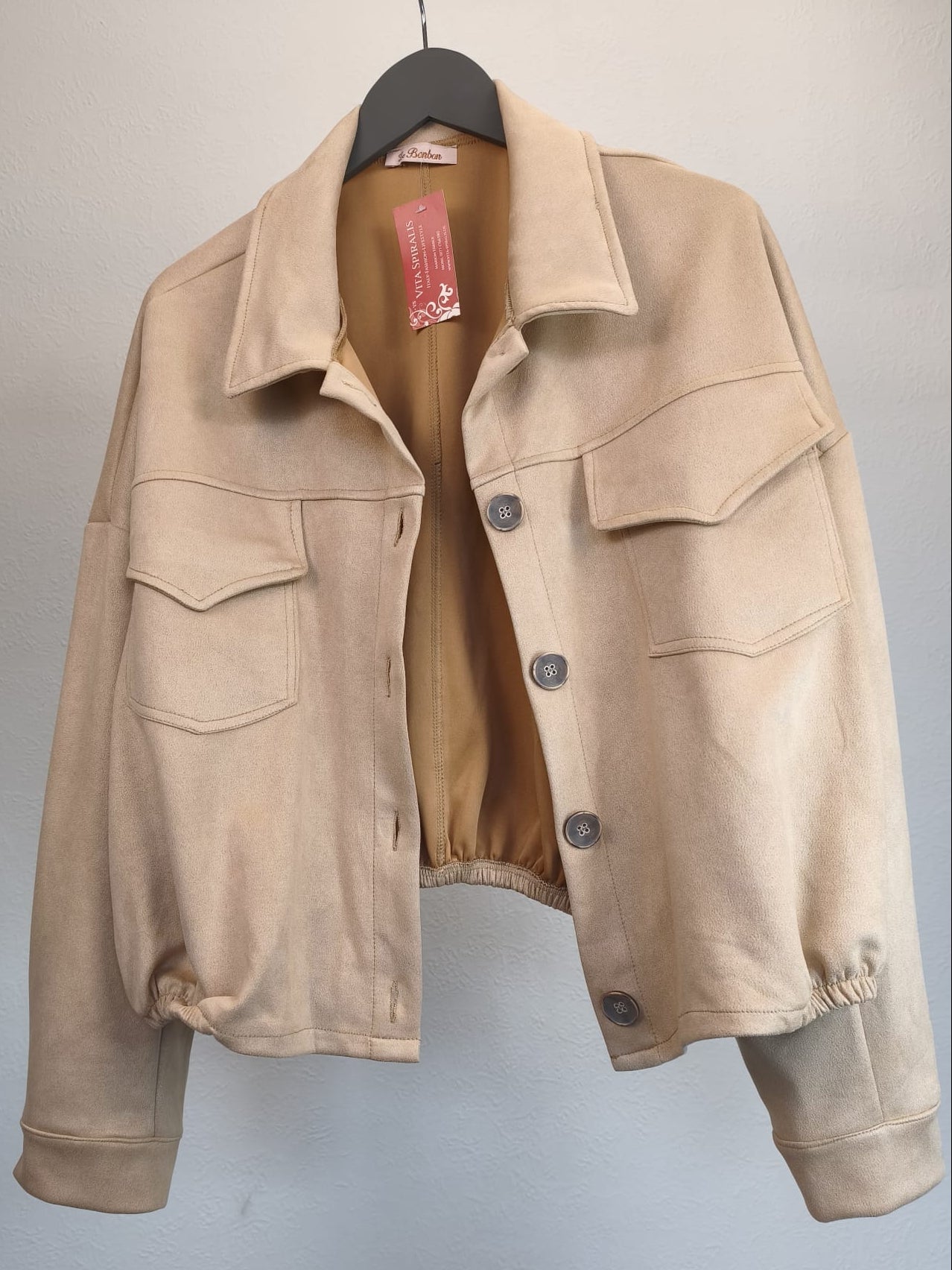 Kurze Jacke in Velour-Lederoptik mit Knöpfen und Gummizug