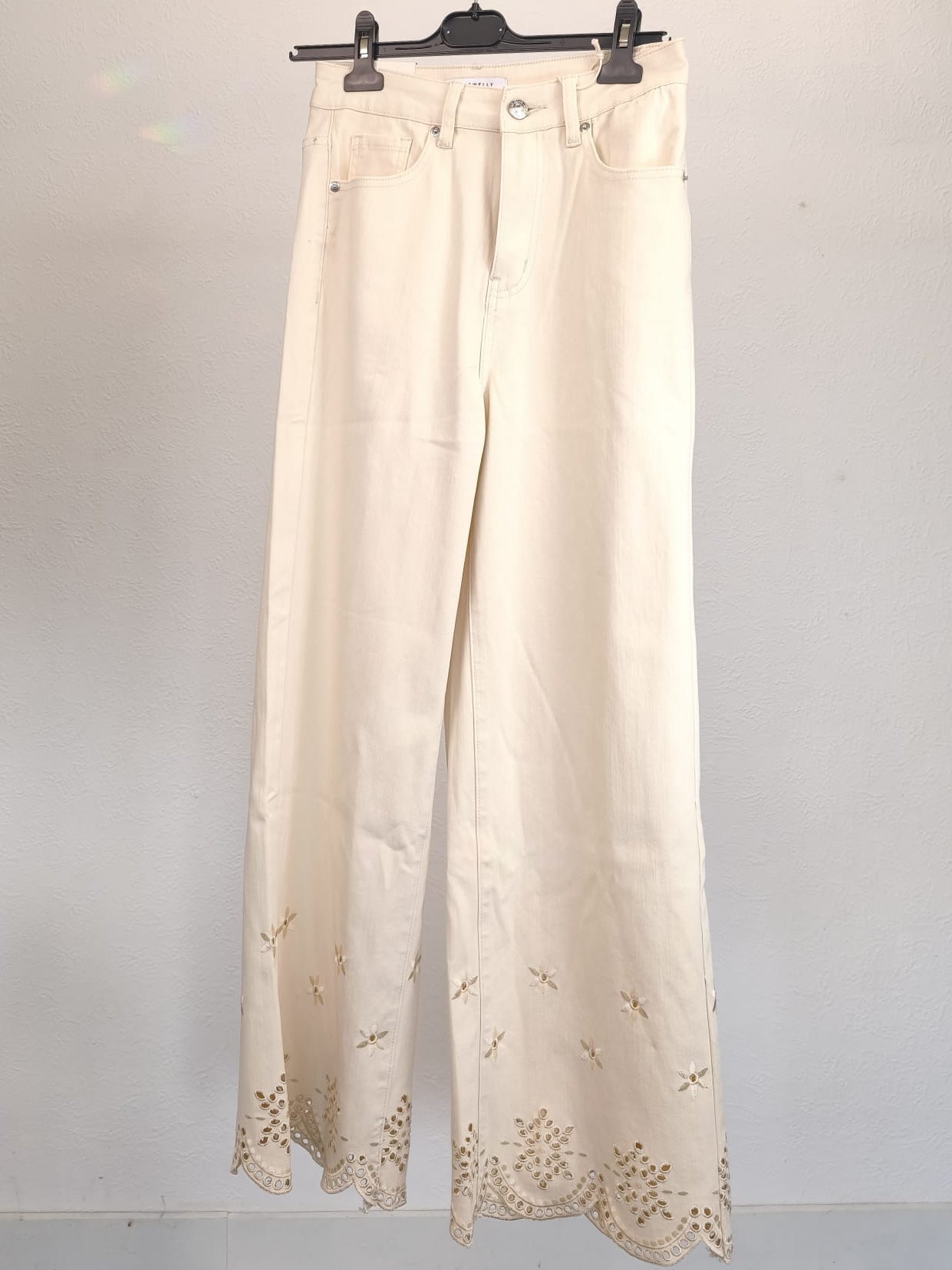 Wide-Leg-Jeans mit Spitzendetails, buttermilchgelb
