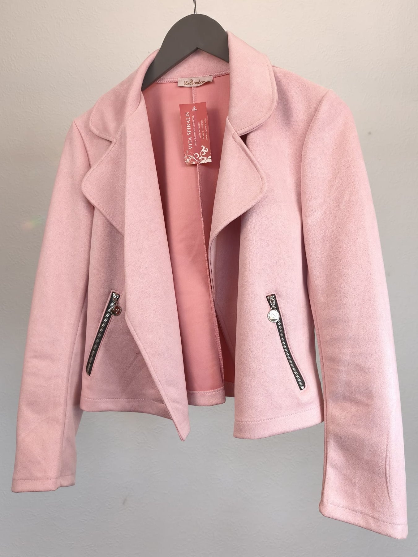Kurze Jacke in Velour-Lederoptik mit Reißverschluß-Taschen