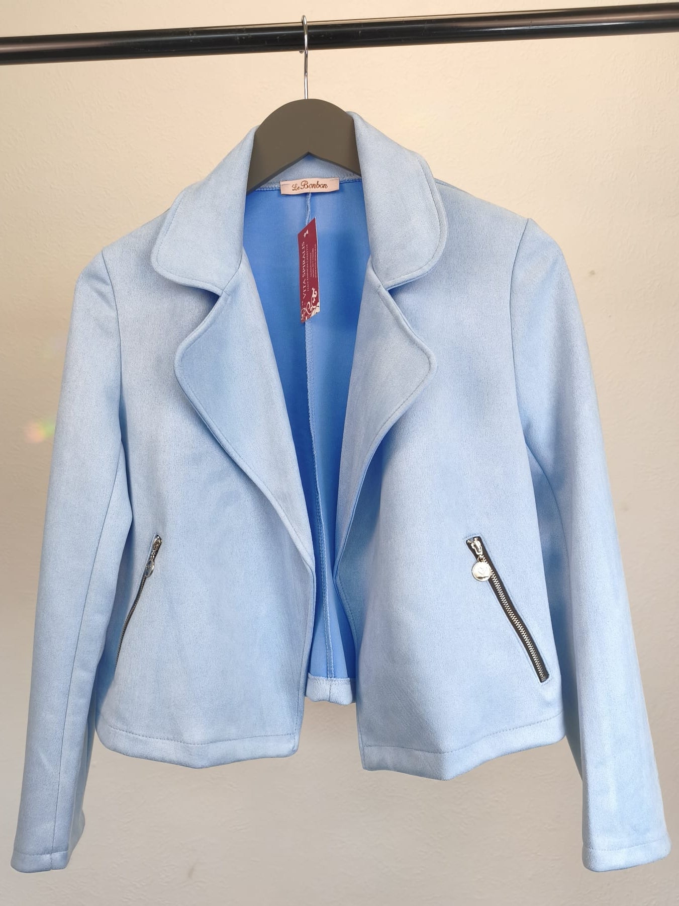 Kurze Jacke in Velour-Lederoptik mit Reißverschluß-Taschen