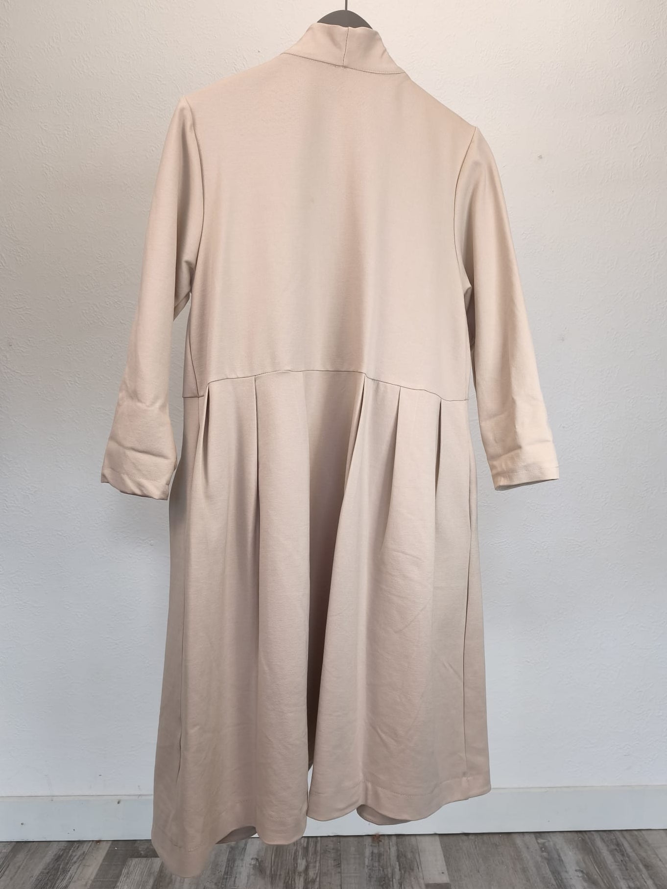 Leichter Mantel mit Knöpfen und Seitentaschen, beige, sehr elastisch
