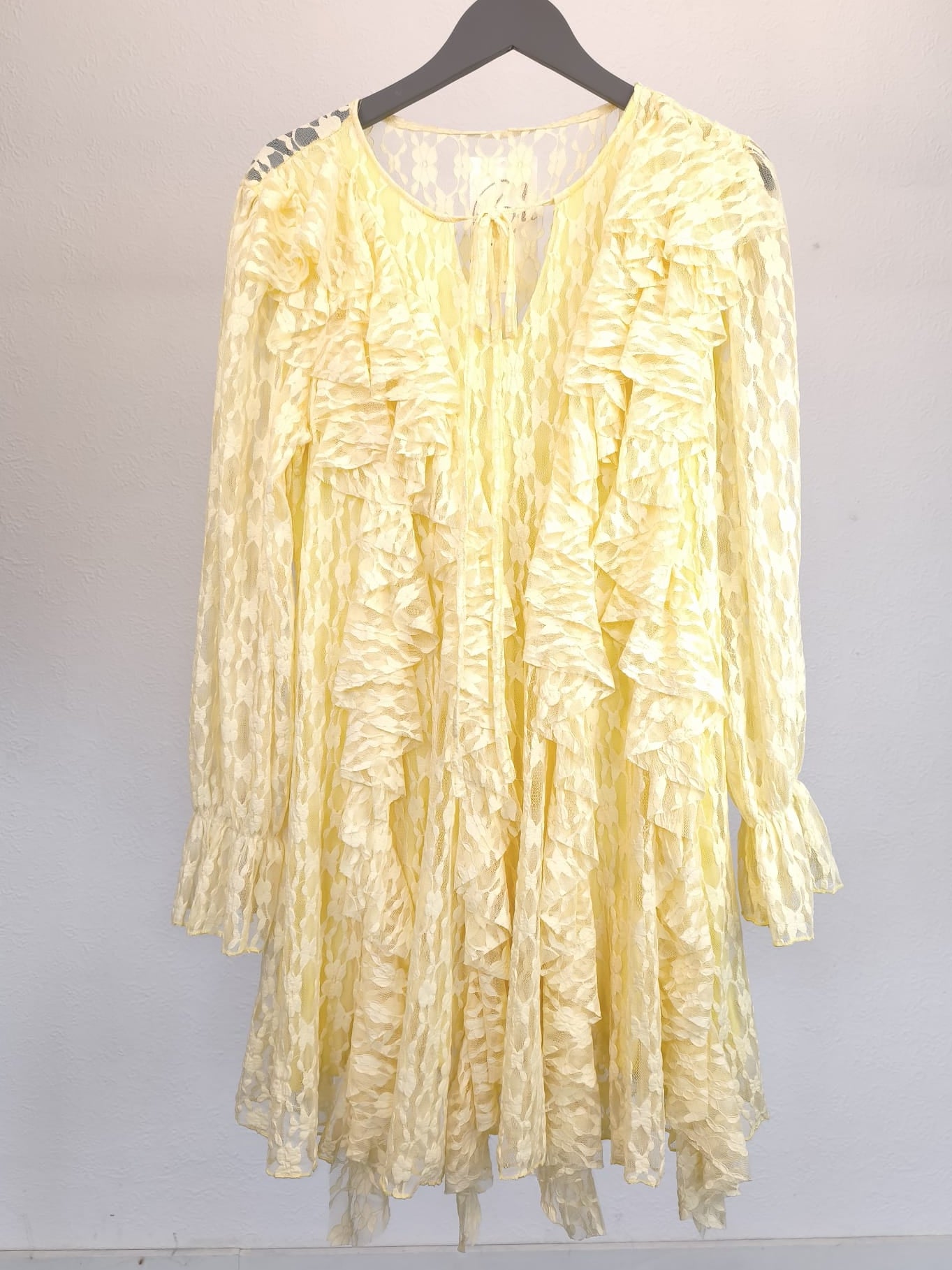 Spitzenkleid mit Schleifchen und Rüschen