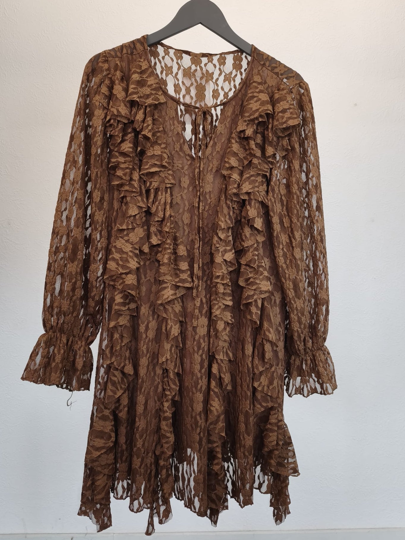 Spitzenkleid mit Schleifchen und Rüschen