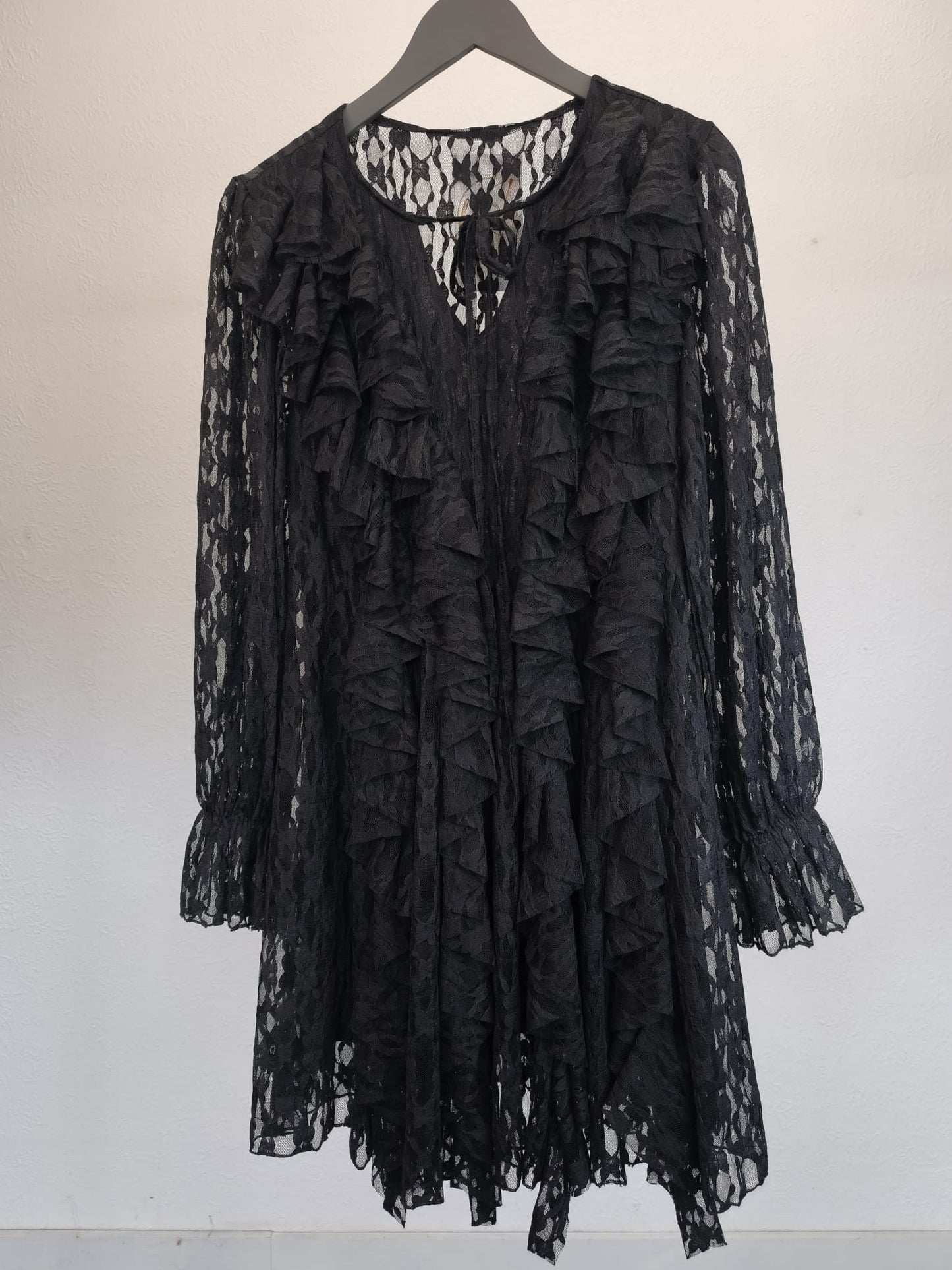 Spitzenkleid mit Schleifchen und Rüschen