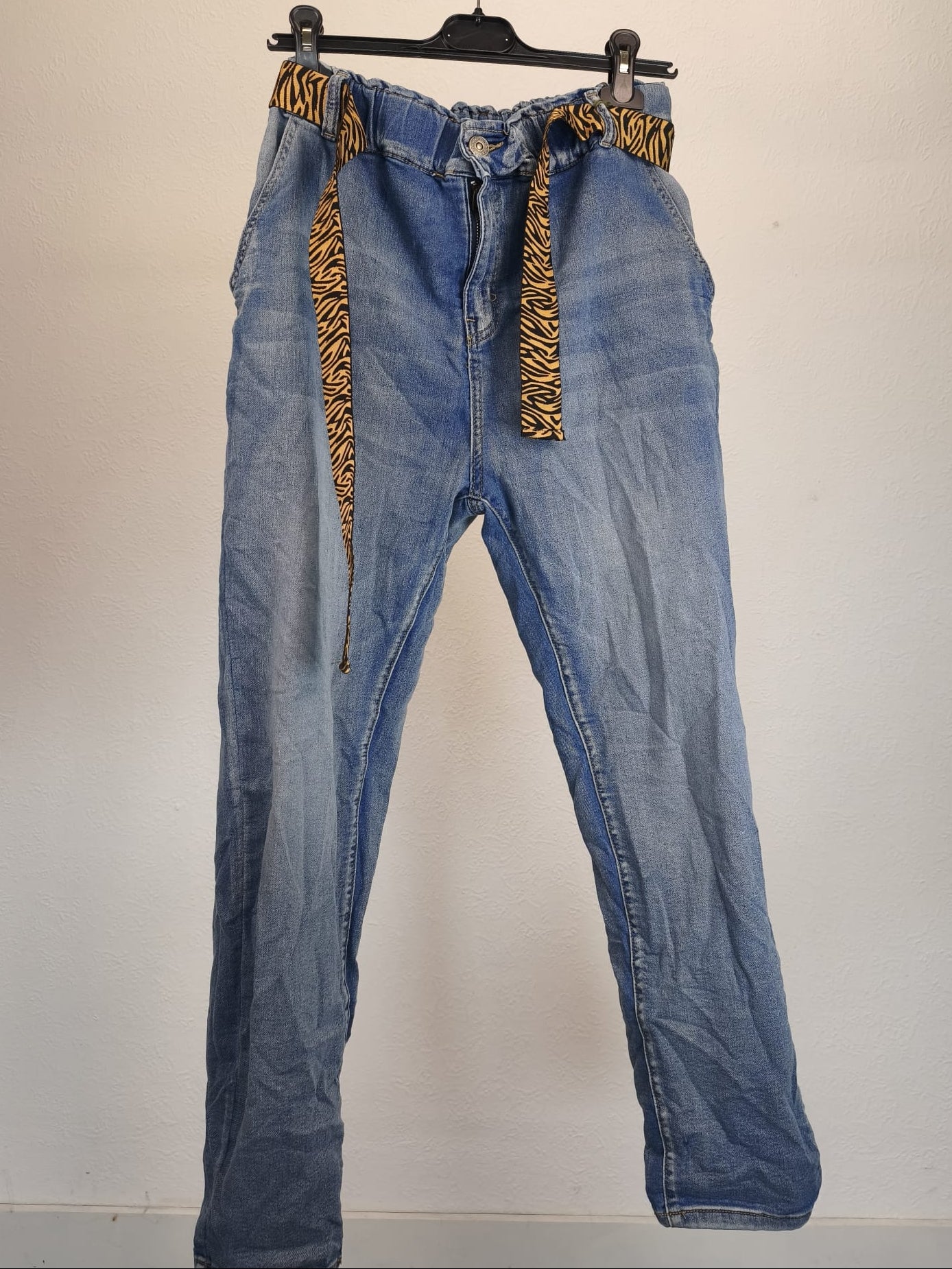 Jeans mit Gummibund und Gürtel, Knitteroptik, sehr stretchig