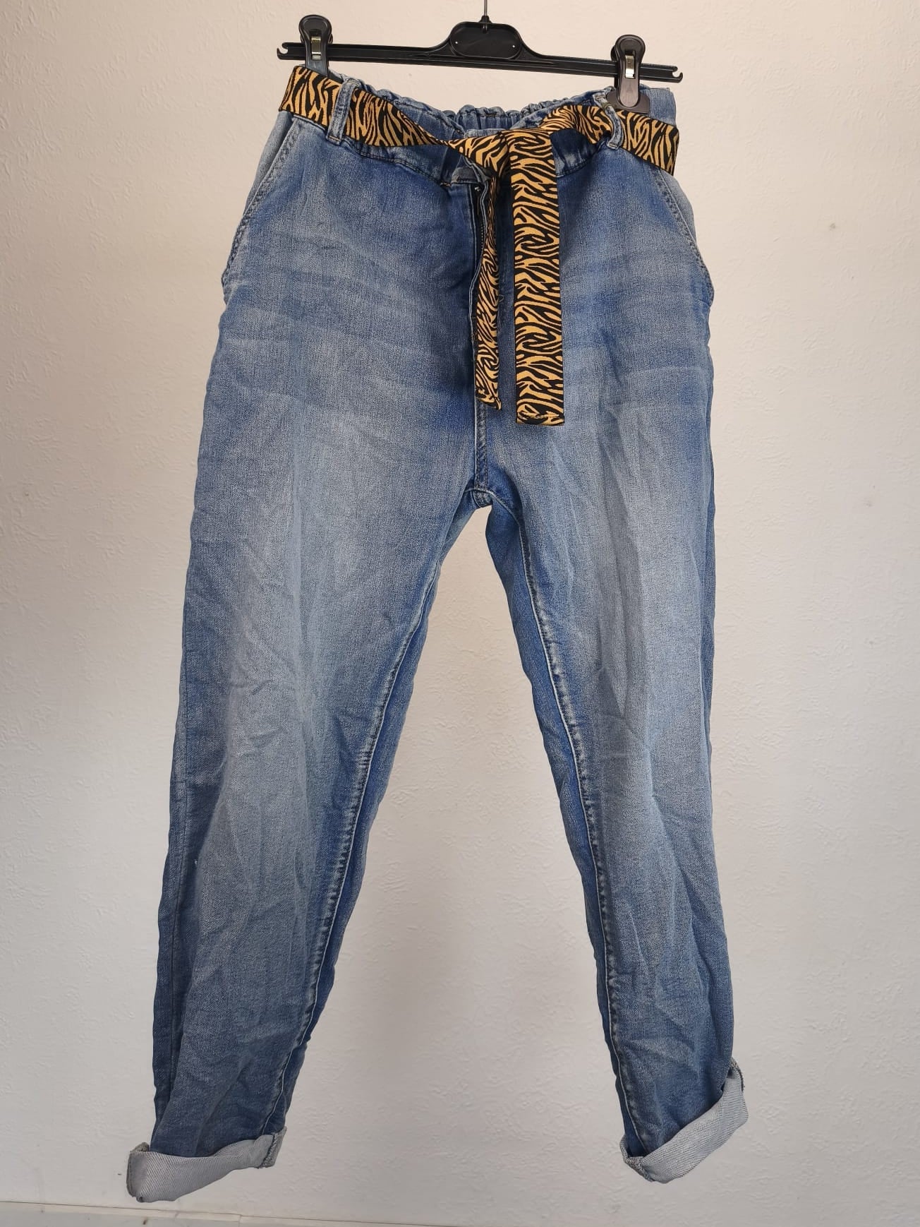 Jeans mit Gummibund und Gürtel, Knitteroptik, sehr stretchig