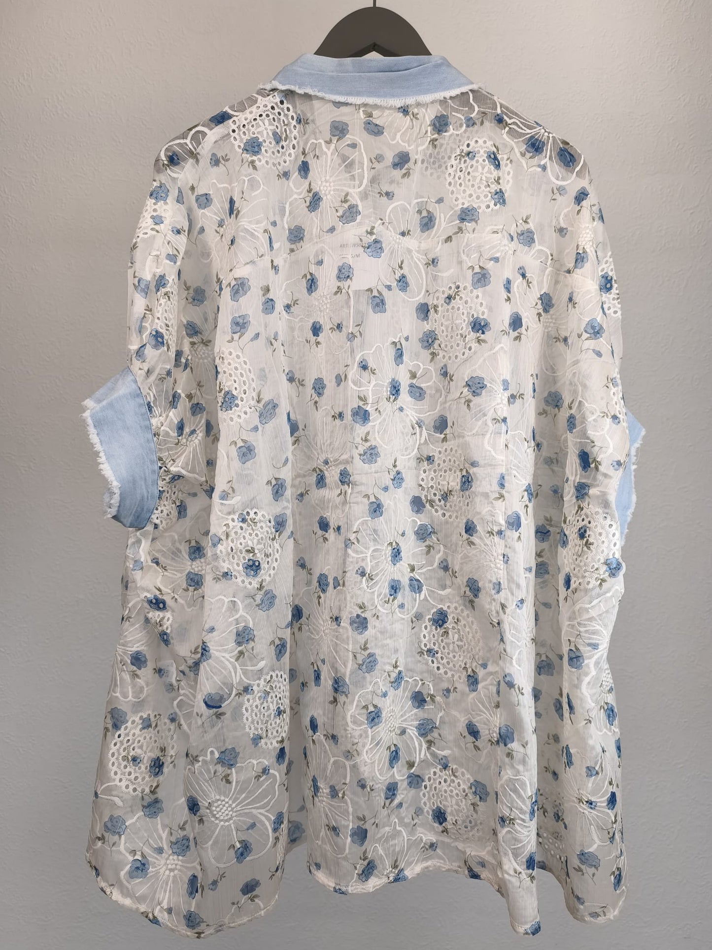 Bluse kurzärmlig weiß durchsichtig, mit floralen Stickereien, oversized
