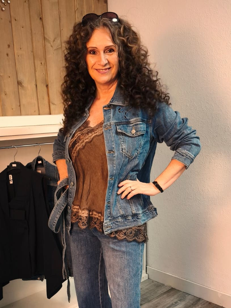 Spitzentop mit asymmetrischem Schnitt