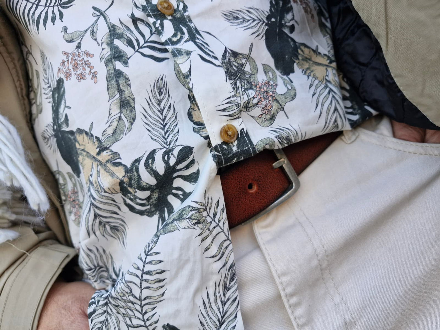 Herren-Hemd langärmlig, weiß mit floralem Design