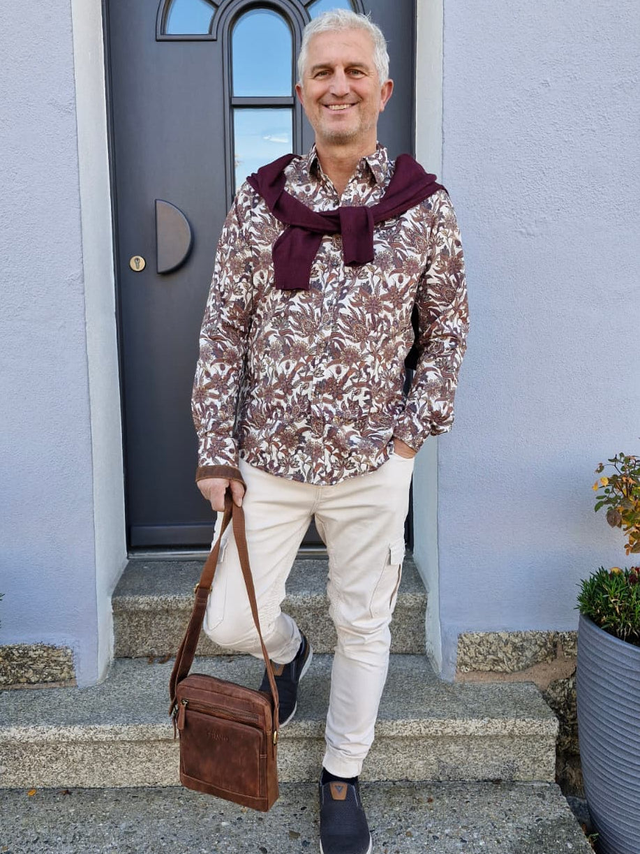 Herrenhemd langärmlig, weiß/braun mit floralem Muster