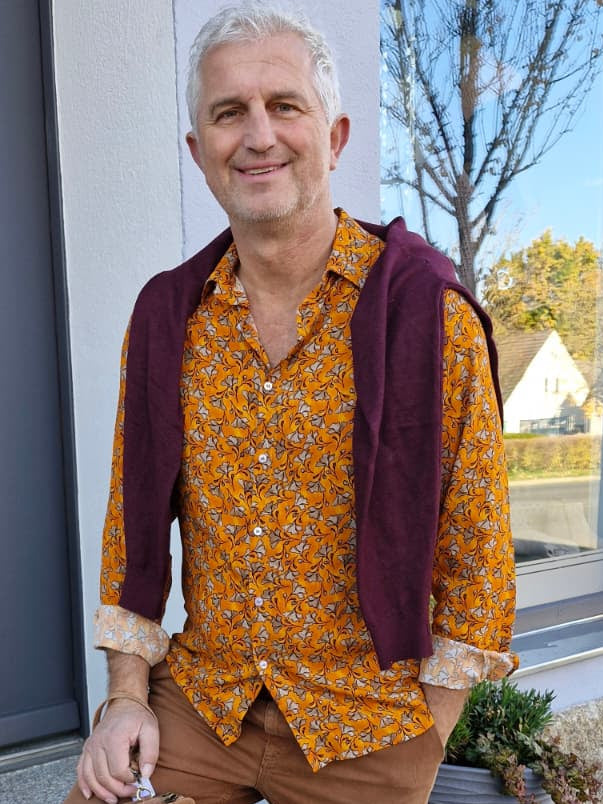 Langarm-Herrenhemd mit Kragen, orange/hellbraun mit floralem Muster