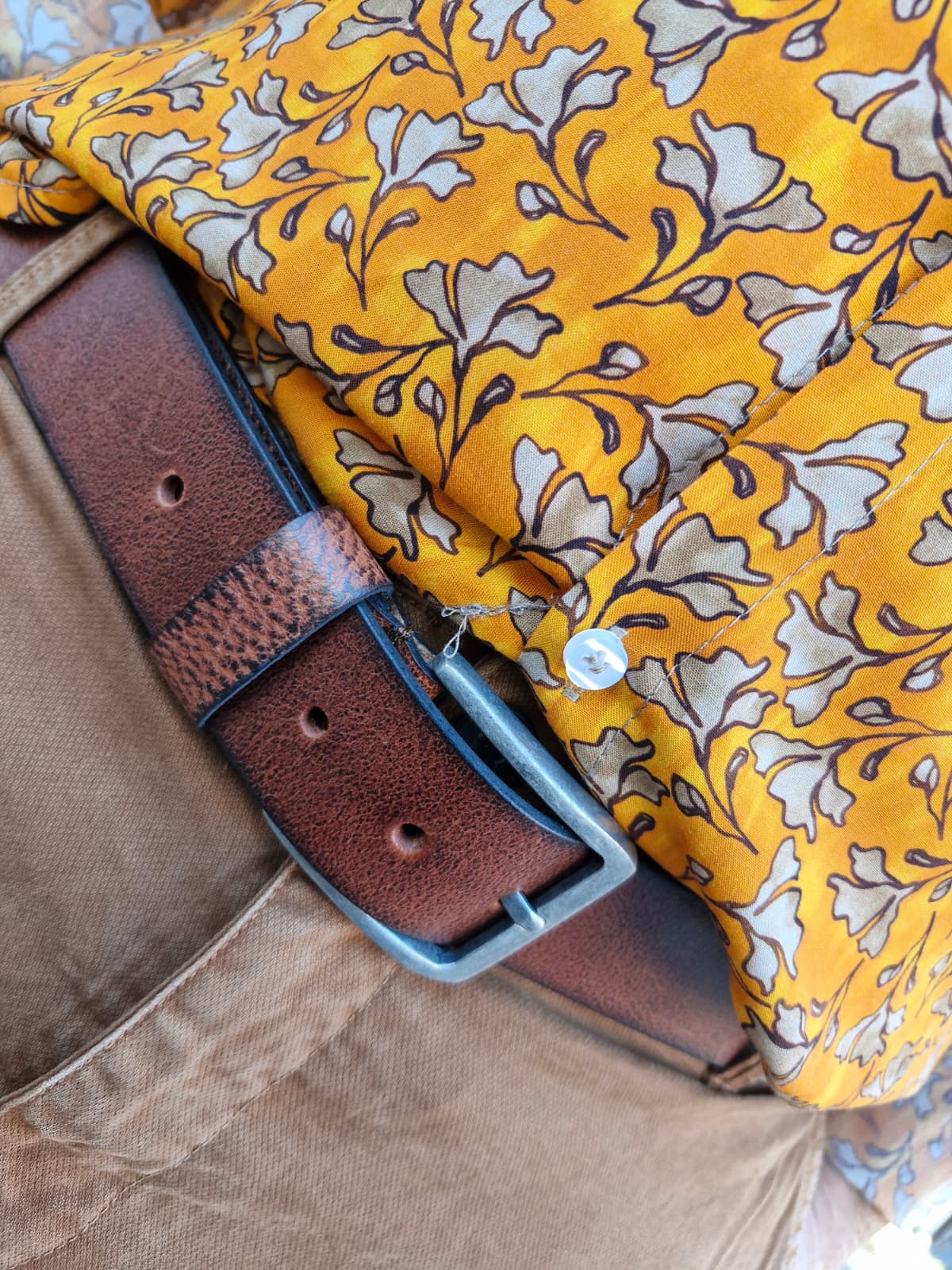 Langarm-Herrenhemd mit Kragen, orange/hellbraun mit floralem Muster