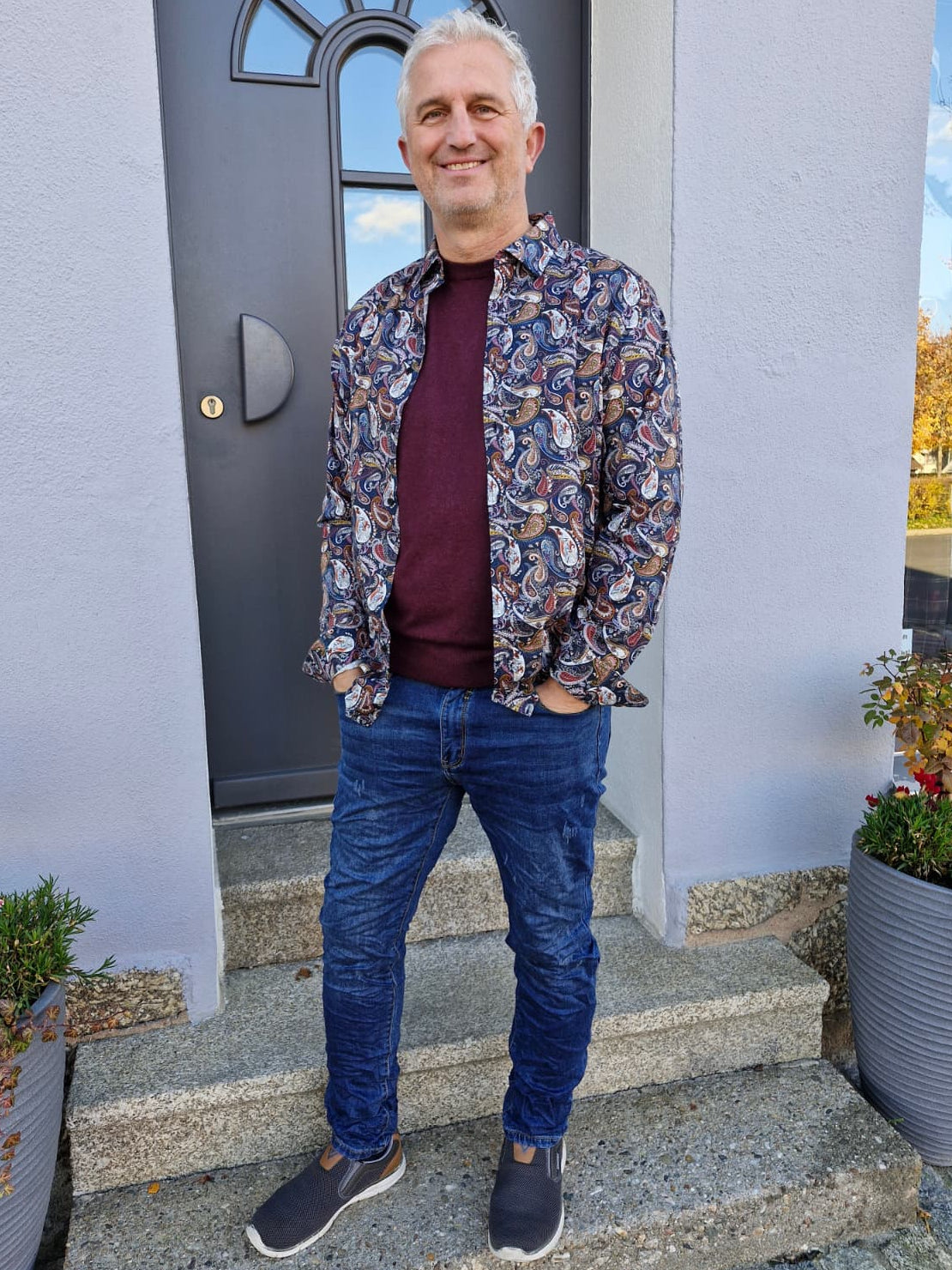 Langarm-Herrenhemd mit Kragen, blau mit floralem Muster