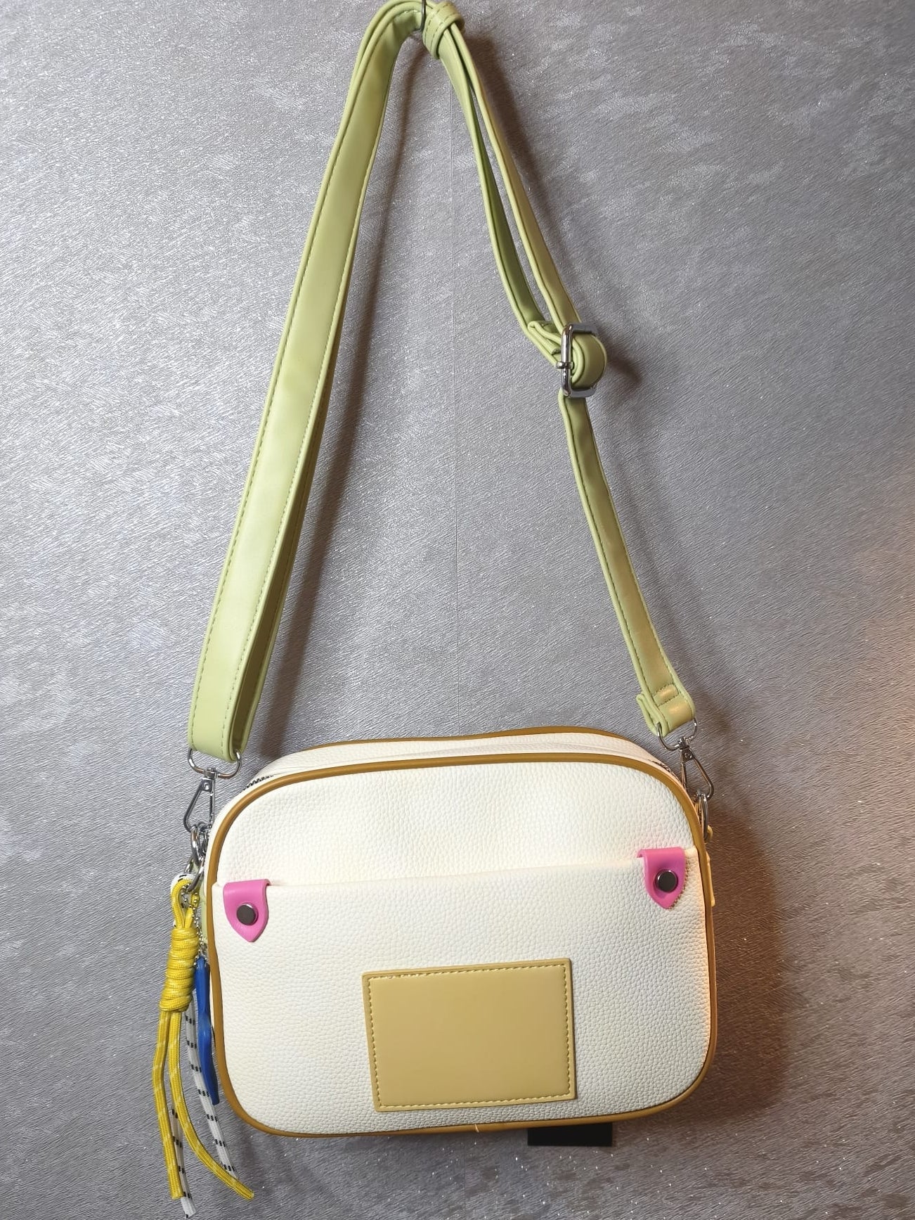 Handtasche mit bunten Details in verschiedenen Pastell-Farben