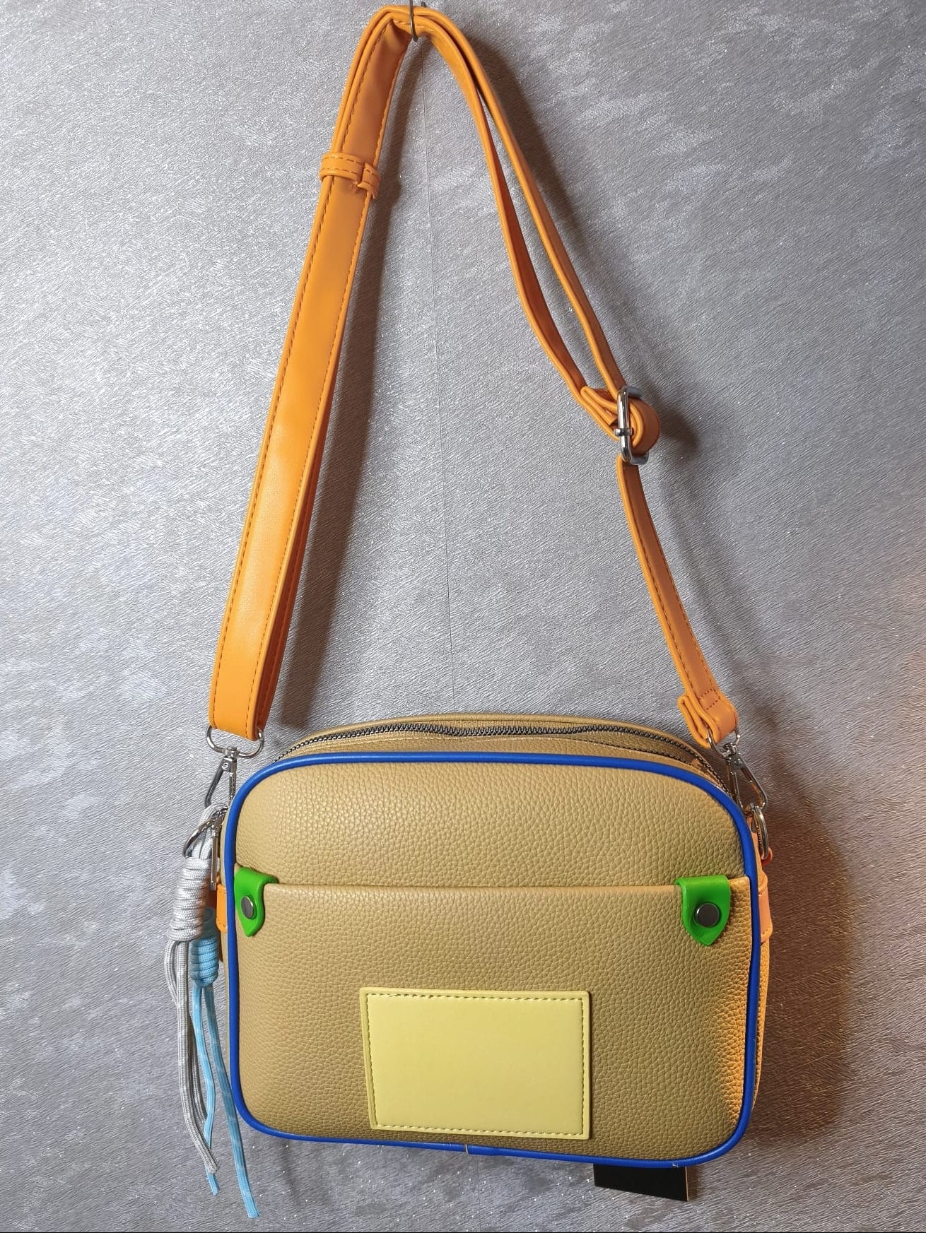 Handtasche mit bunten Details in verschiedenen Pastell-Farben