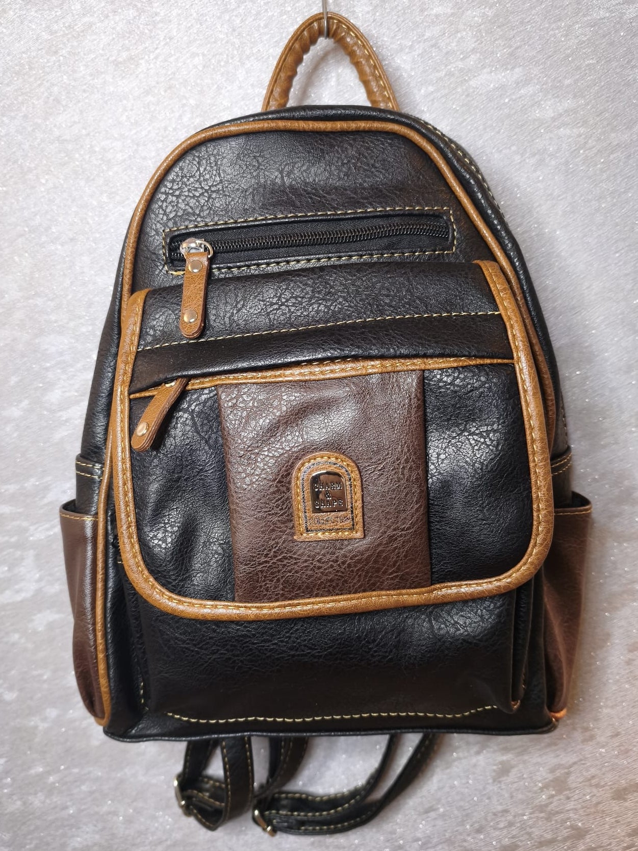 Stylischer Rucksack mit 7 Reißverschluss-Fächern, verschiedene Farben