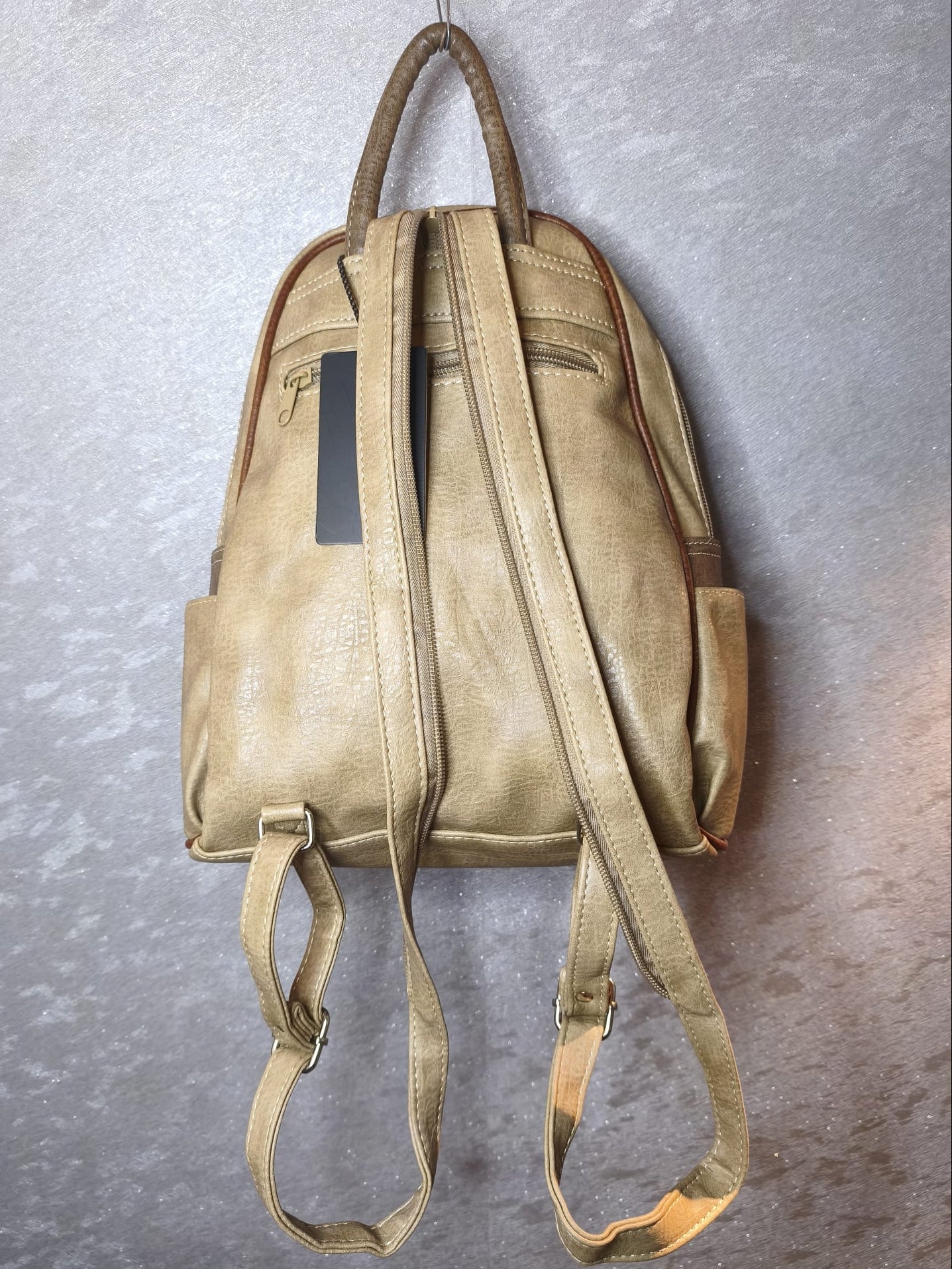 Stylischer Rucksack mit 7 Reißverschluss-Fächern, verschiedene Farben