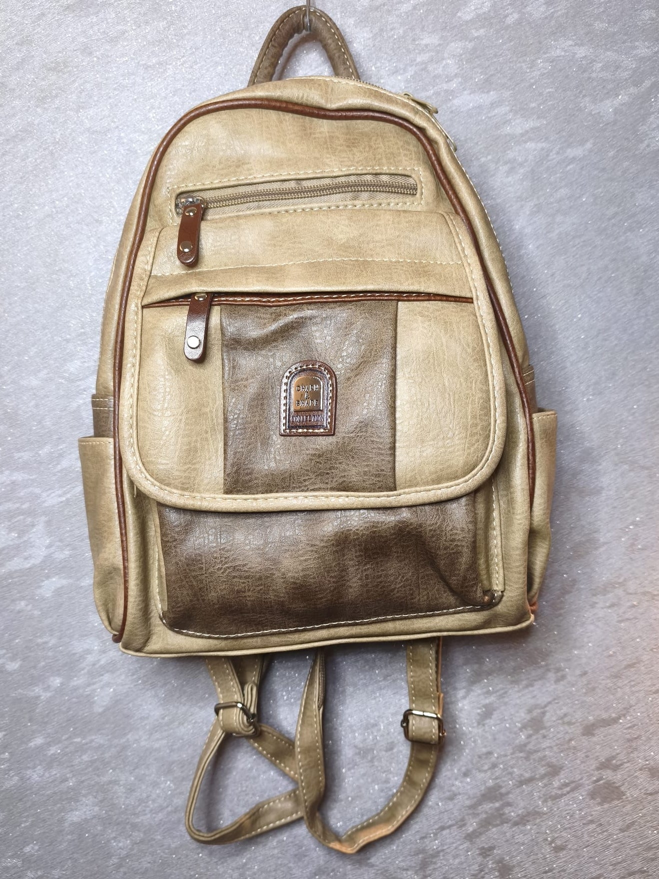 Stylischer Rucksack mit 7 Reißverschluss-Fächern, verschiedene Farben