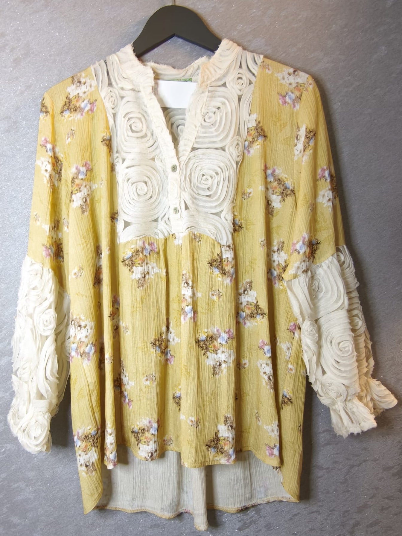 Edle Bluse mit Spitzenkragen und -ärmel im floralen Design