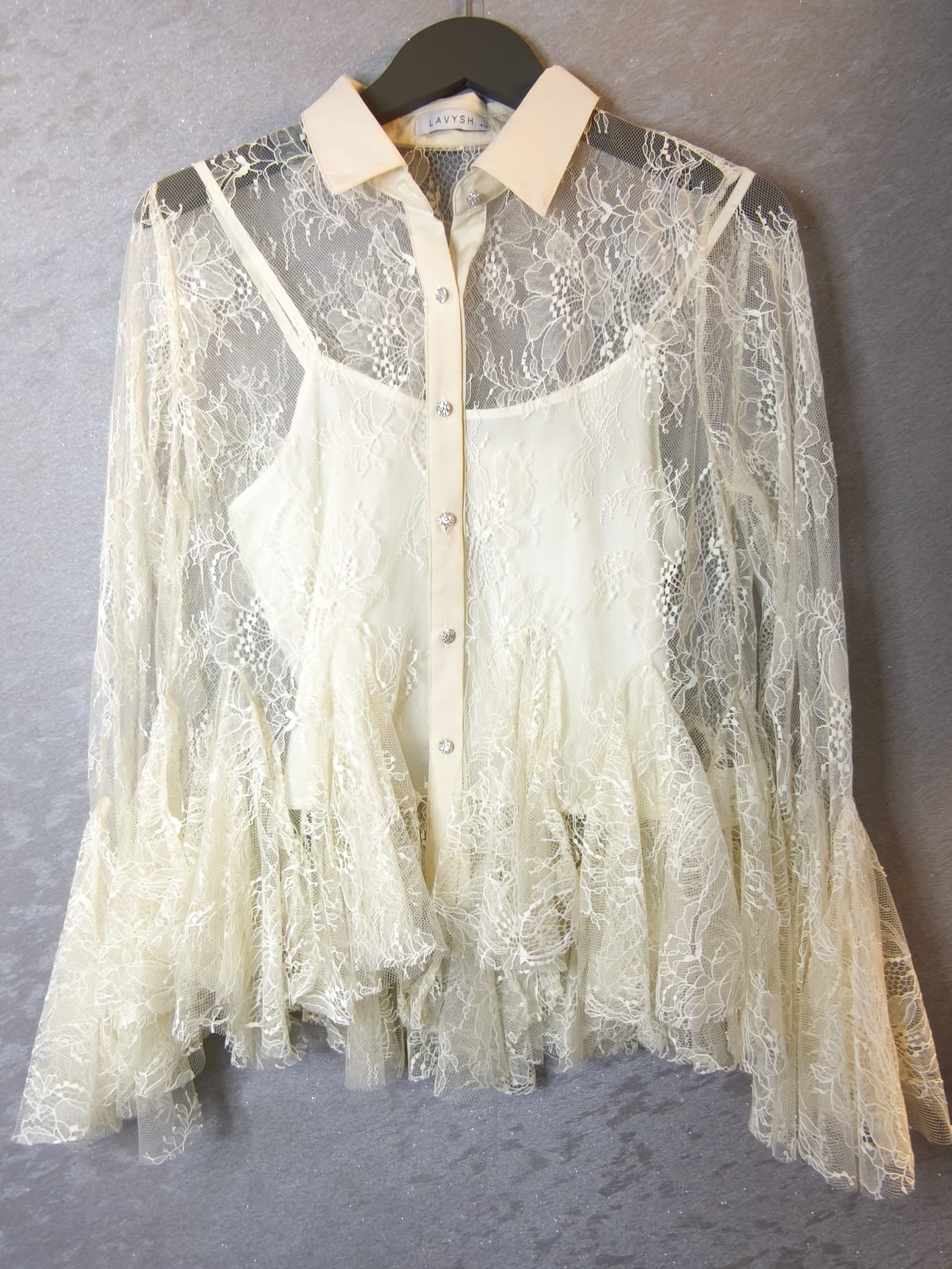 Exklusive Spitzen-Bluse mit langen Ärmeln und Kragen, 2-teilig mit Top