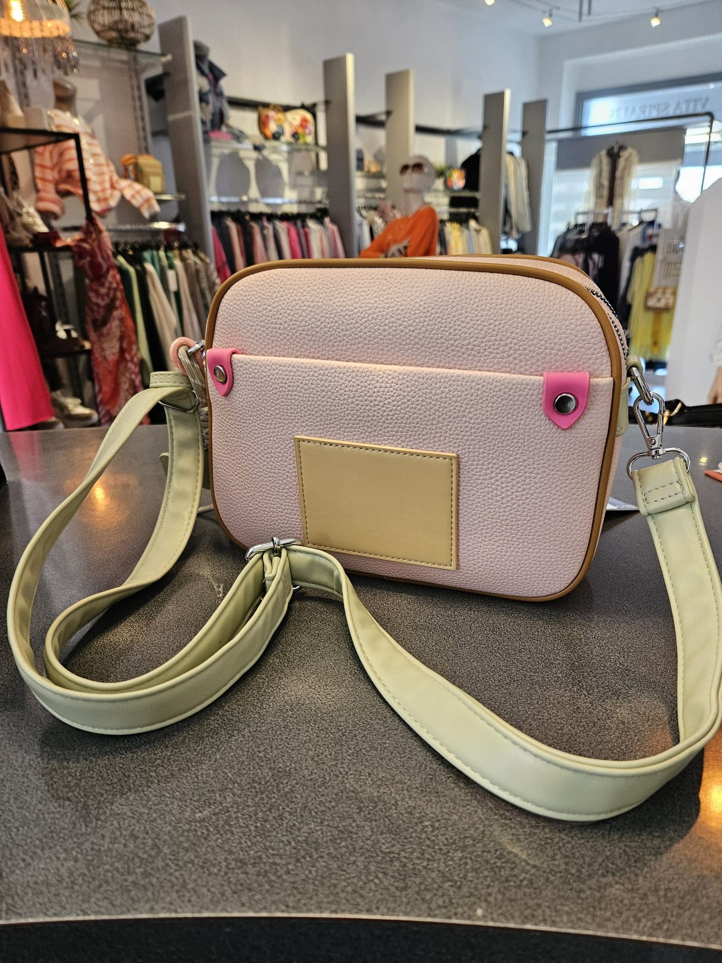 Handtasche mit bunten Details in verschiedenen Pastell-Farben