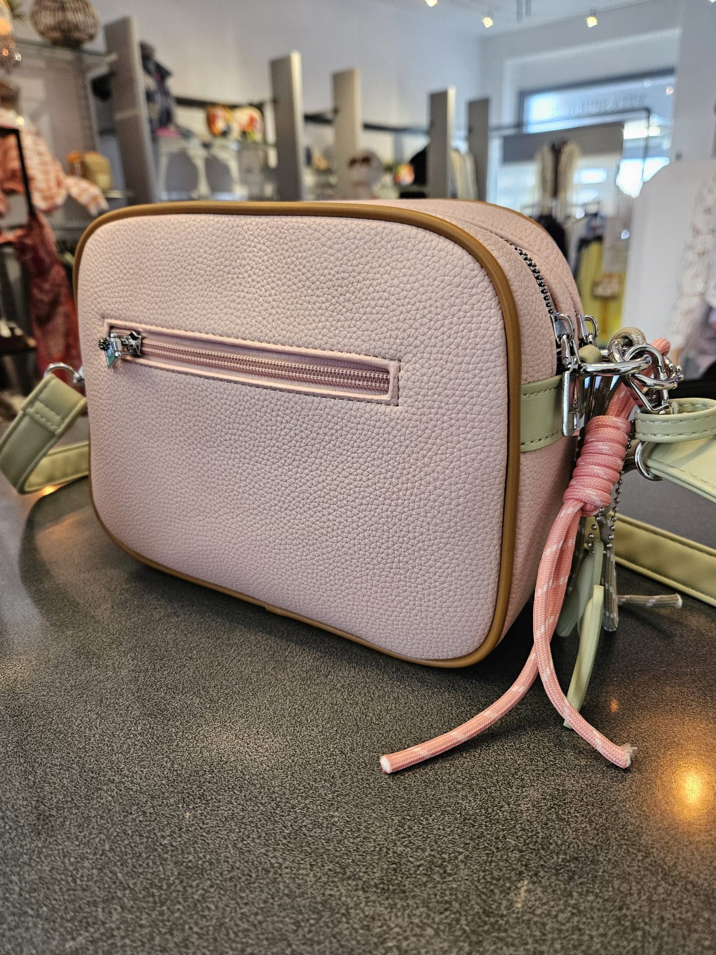 Handtasche mit bunten Details in verschiedenen Pastell-Farben
