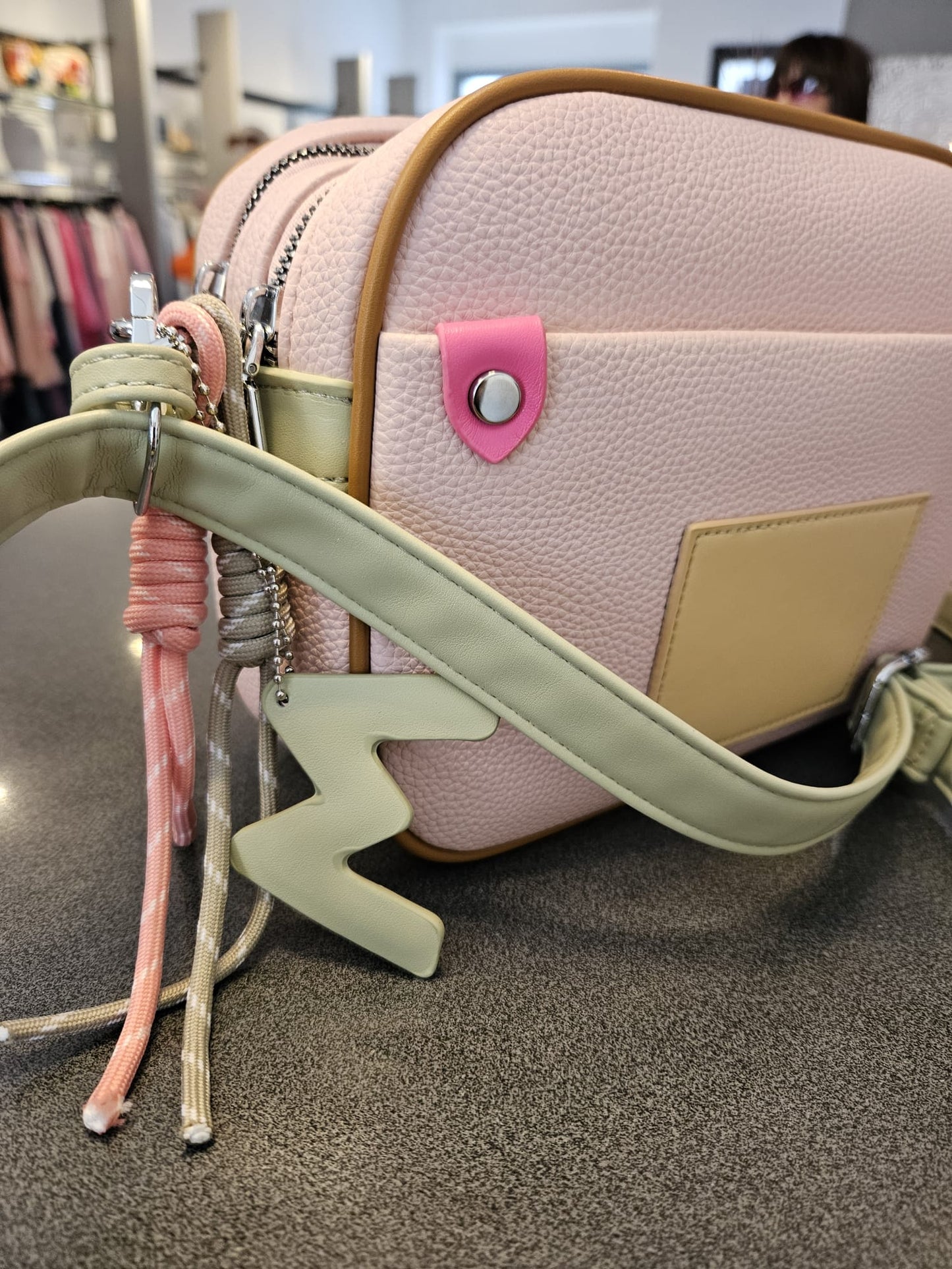 Handtasche mit bunten Details in verschiedenen Pastell-Farben