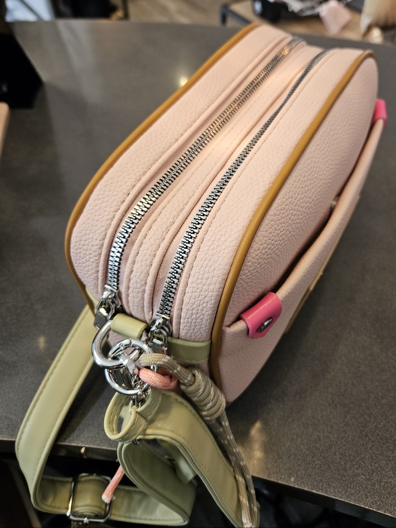 Handtasche mit bunten Details in verschiedenen Pastell-Farben