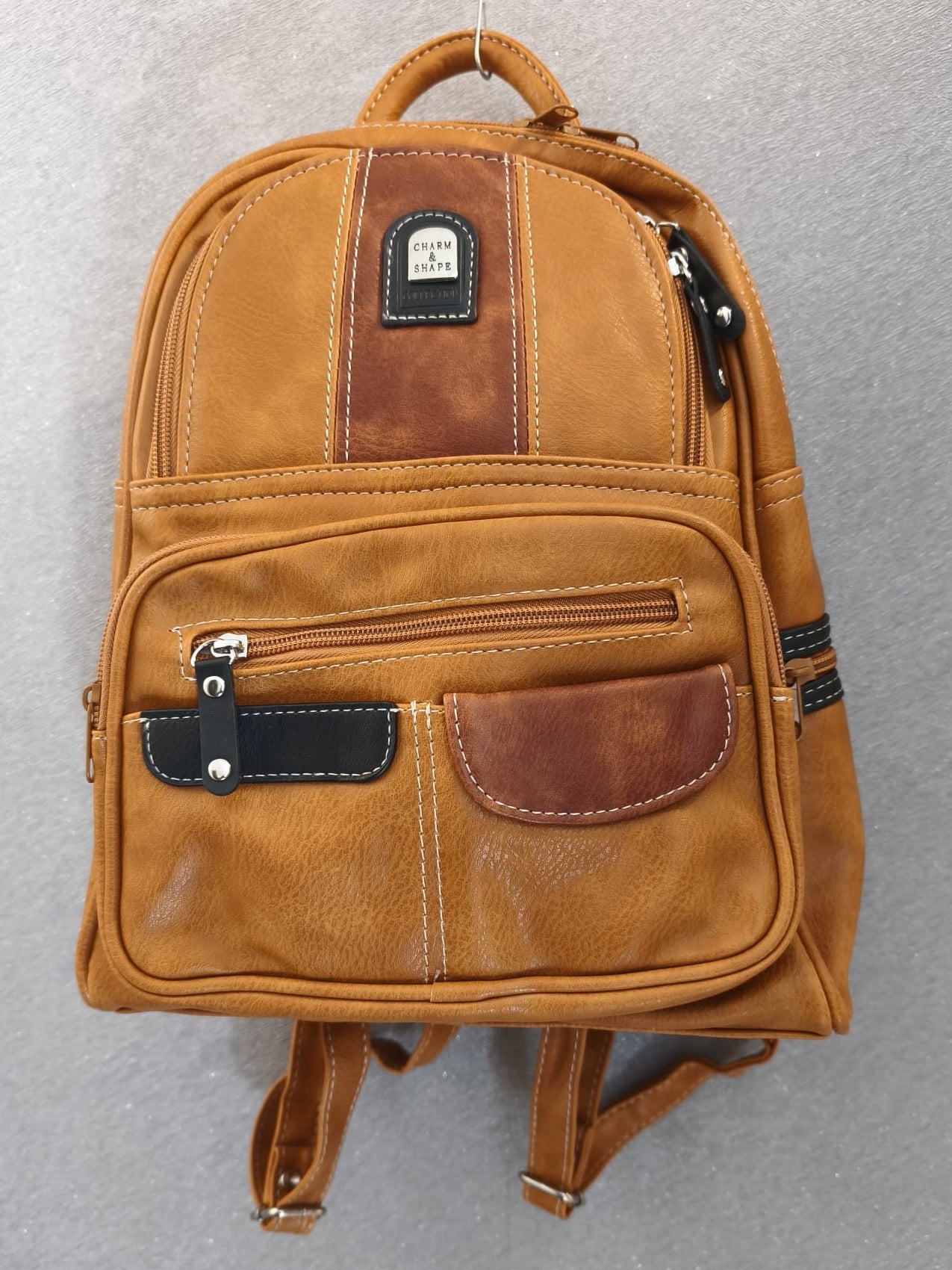 Stylischer Rucksack mit 7 Reißverschluss-Fächern, verschiedene Farben
