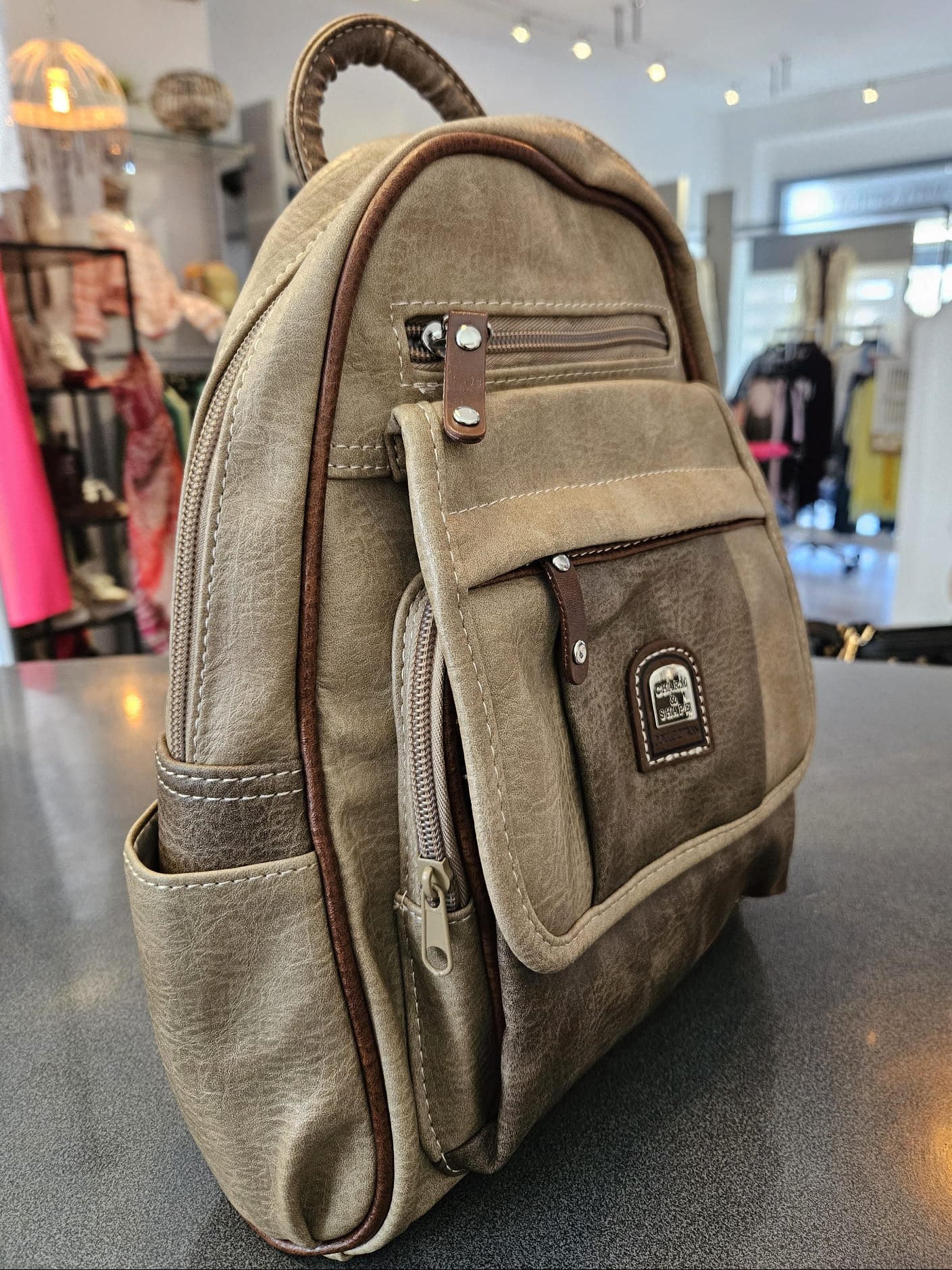 Stylischer Rucksack mit 7 Reißverschluss-Fächern, verschiedene Farben